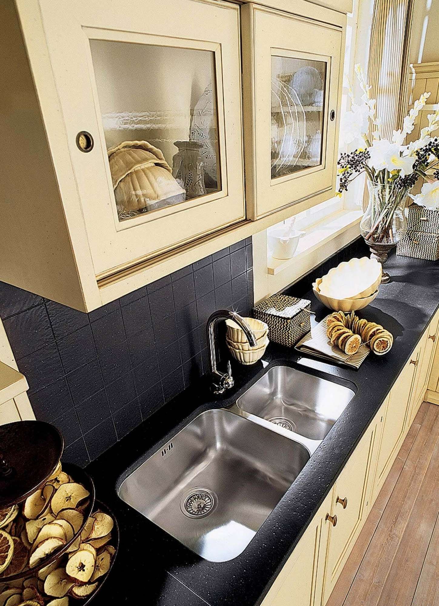 Cucina su misura con finiture in panna e top in quarzo nero, dettaglio lavello, design Martini Verona