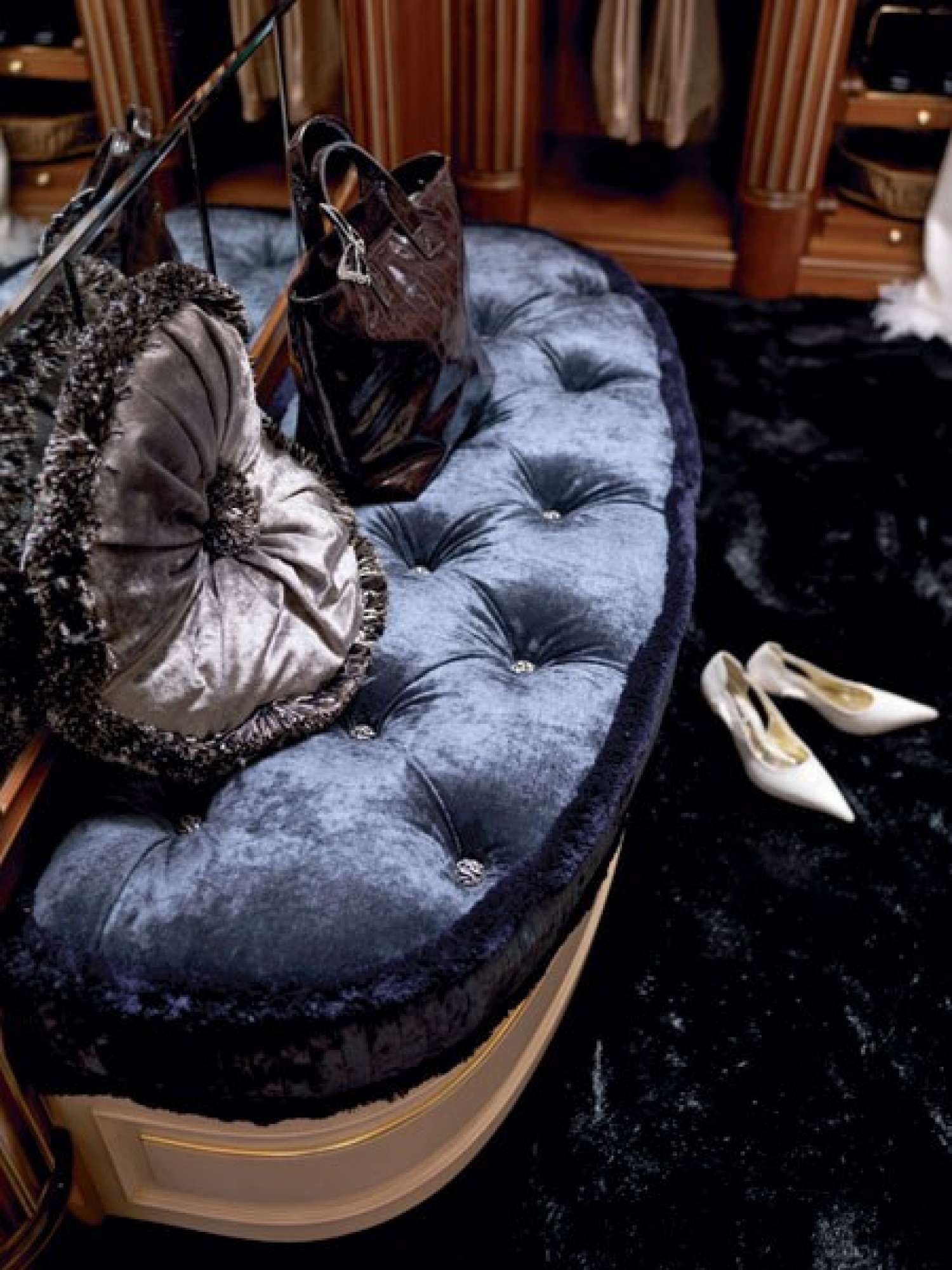 Cabina armadio su misura di lusso in ciliegio, dettaglio sofa, design Martini Verona