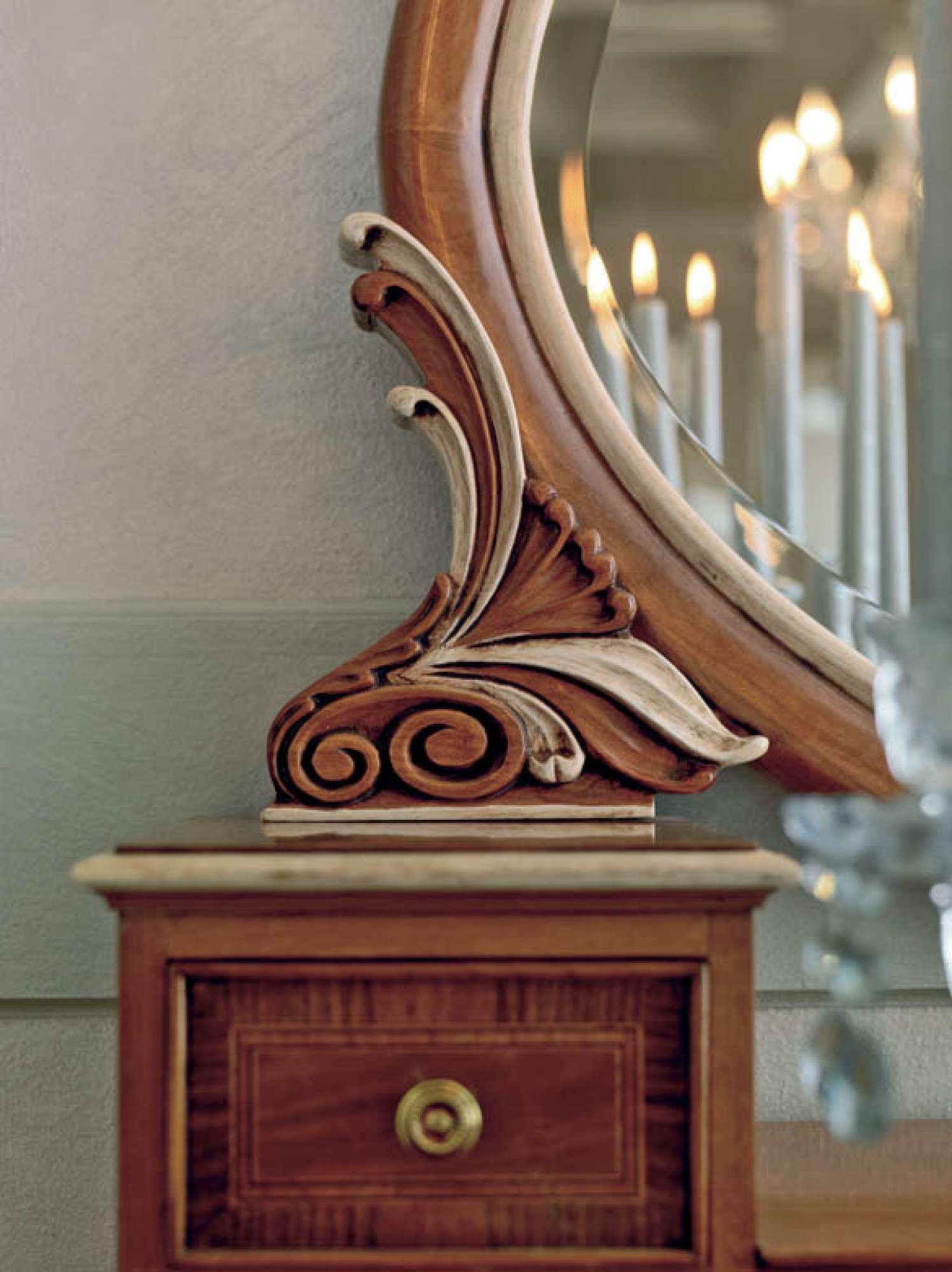 Camera da letto su misura di lusso classica, dettaglio intagli a mano, design Martini Verona