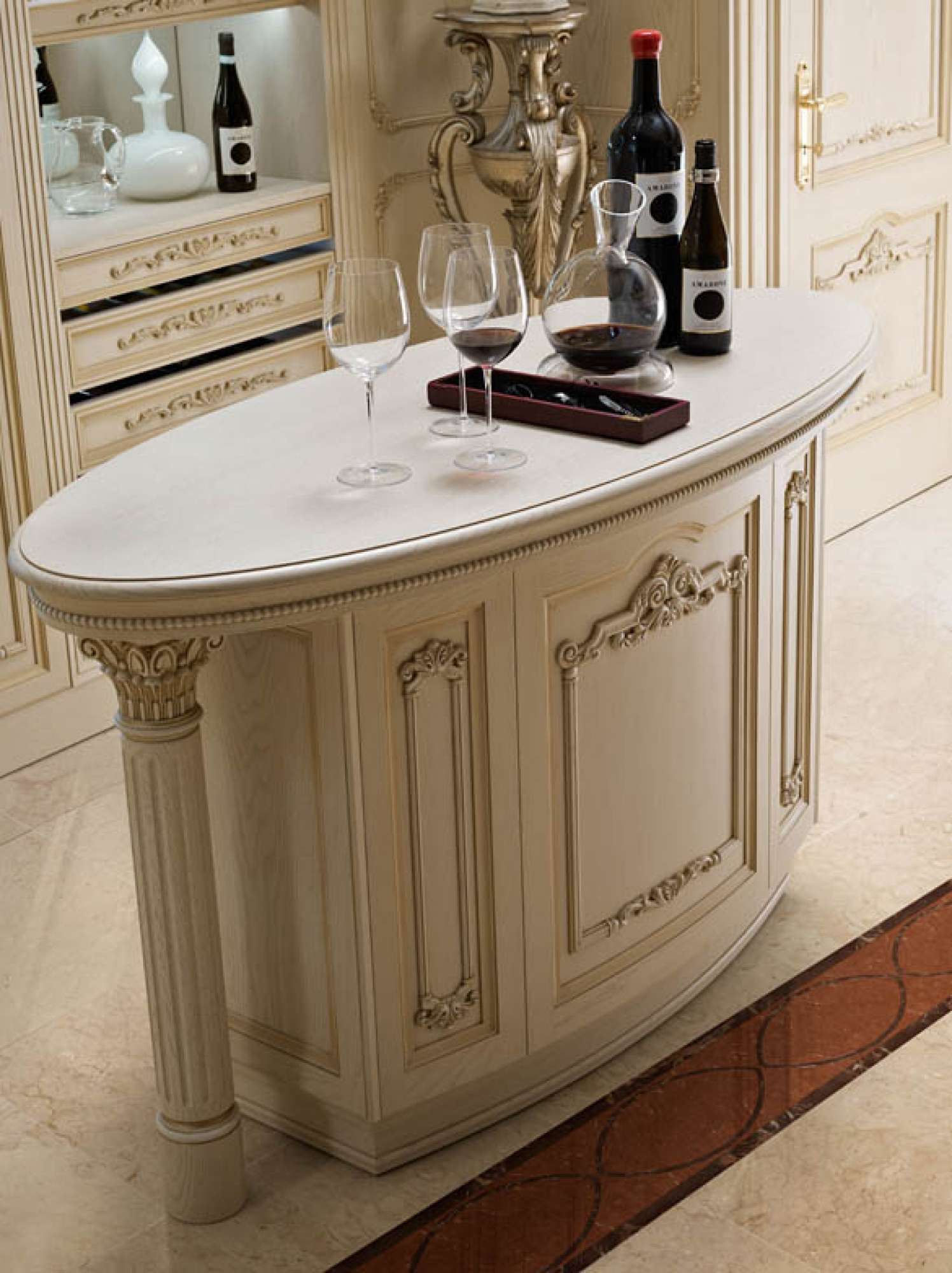 Cucina di lusso su misura in rovere con intagli e finiture dorate, dettaglio isola, design Martini Verona