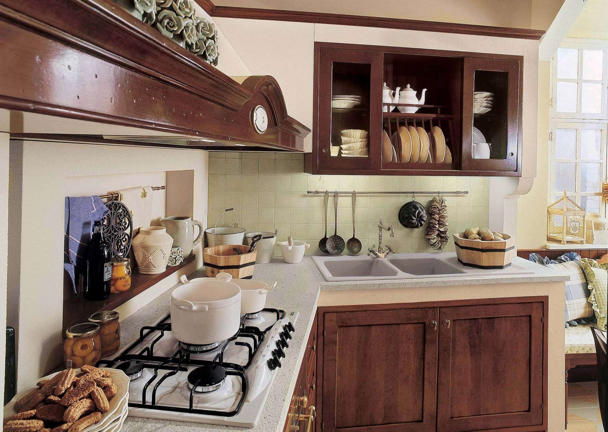 Cucina su misura in stile arte povera (rurale) in legno massiccio, dettaglio area cottura e lavabo, design Martini Verona