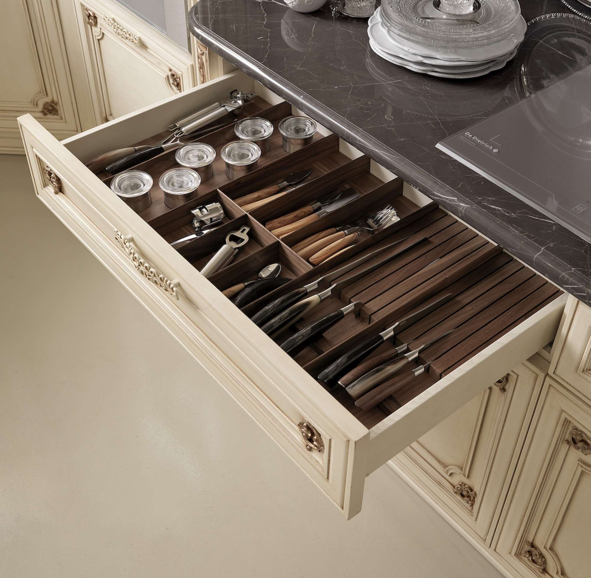 Cucina su misura di lusso laccata vaniglia vintage con decori in foglia oro, dettaglio cassetto posate, design Martini Verona