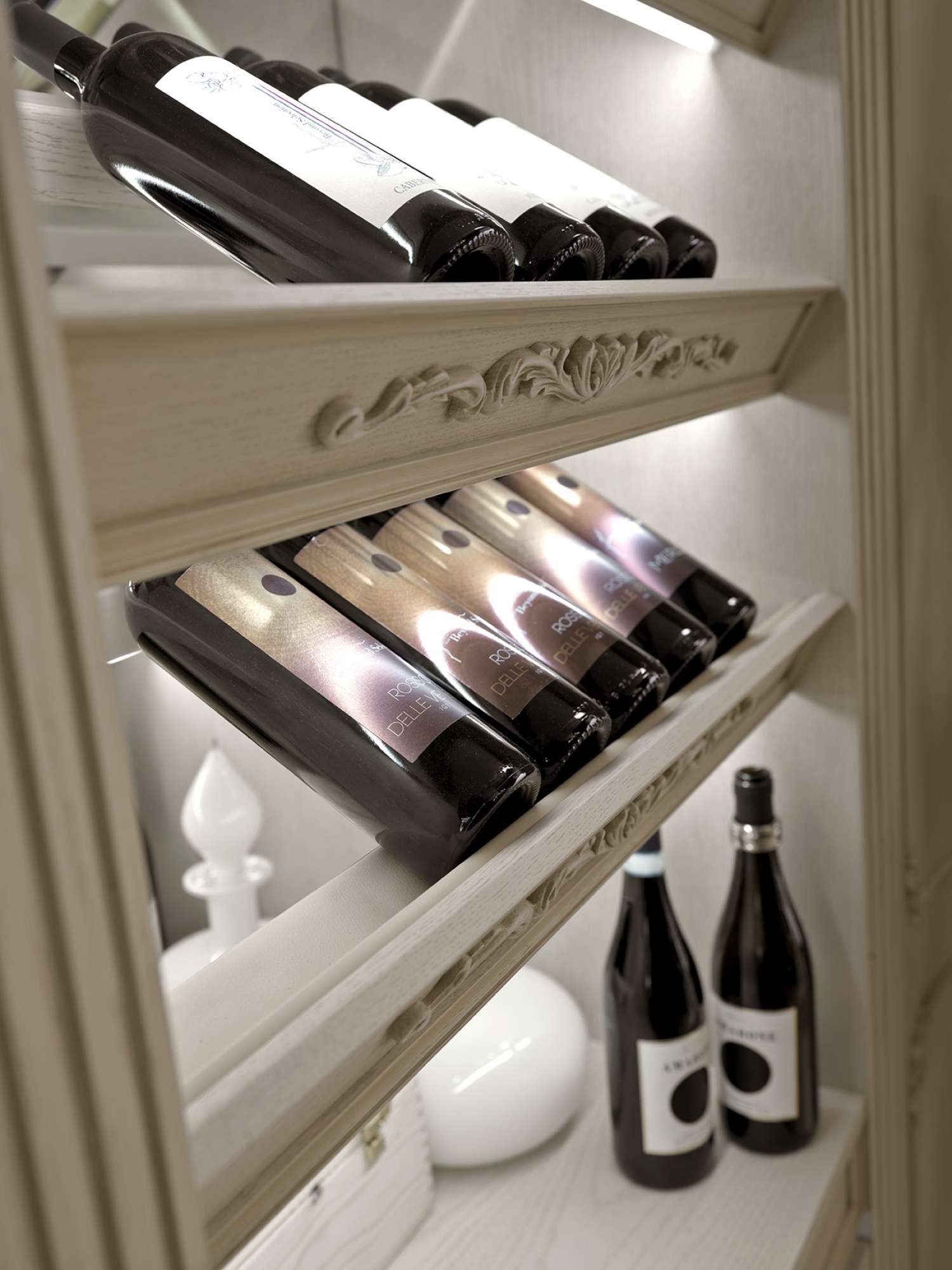 Cucina di lusso su misura in rovere con intagli e finiture dorate, dettaglio cantinetta vino, design Martini Verona