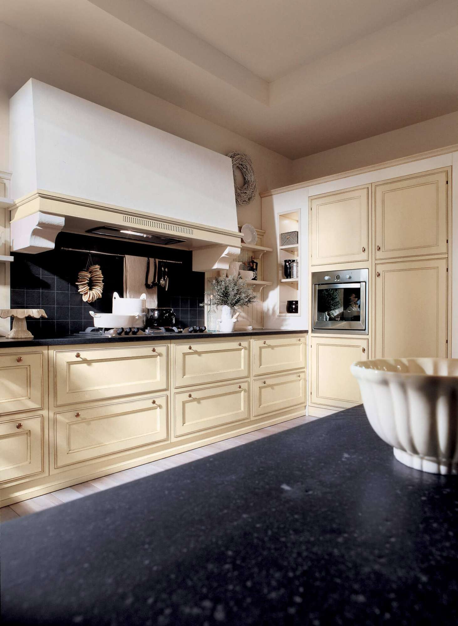 Cucina su misura con finiture in panna e top in quarzo nero, design Martini Verona