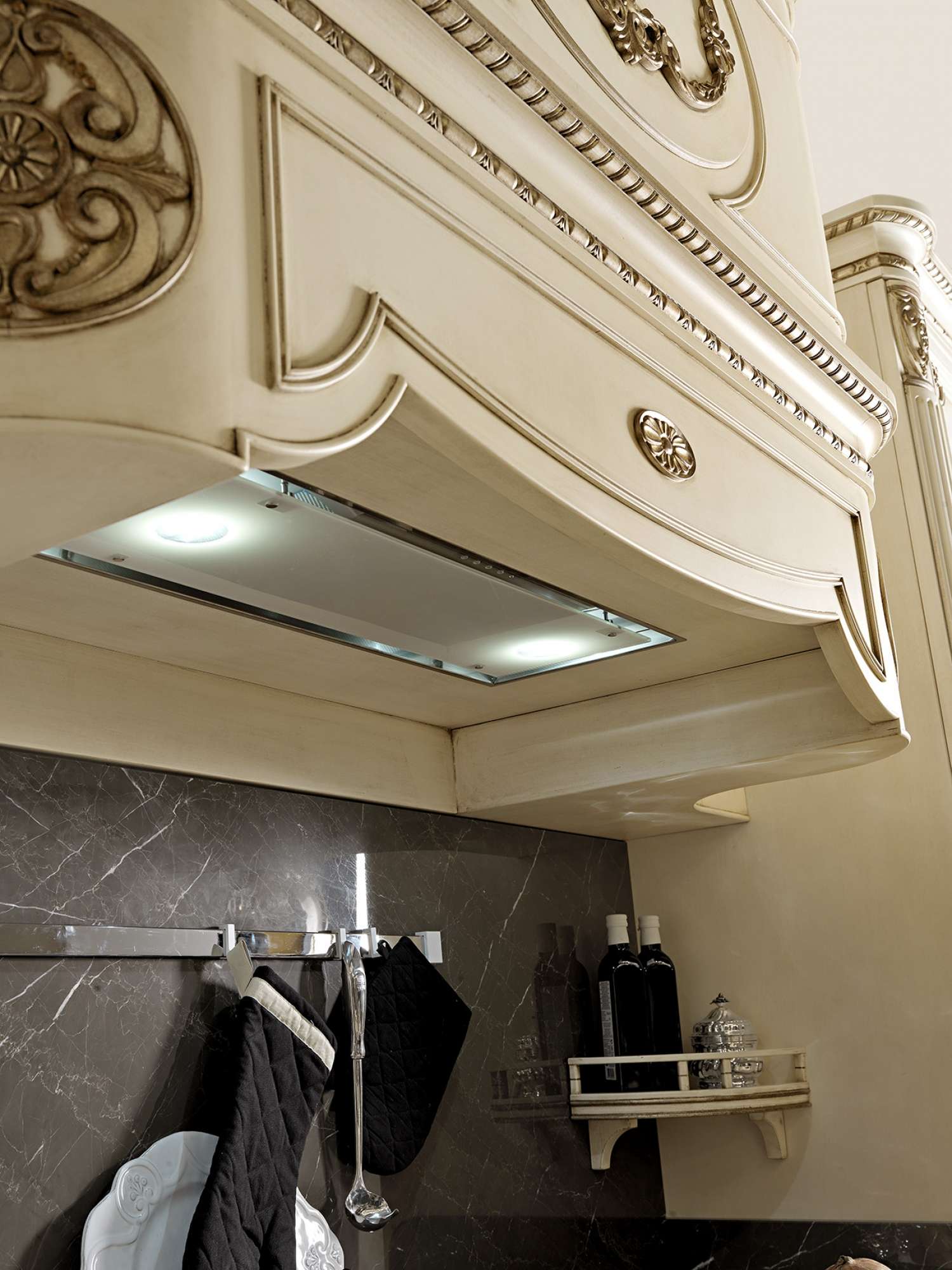 Cucina su misura di lusso laccata vaniglia vintage con decori in foglia oro, dettaglio cappa, design Martini Verona