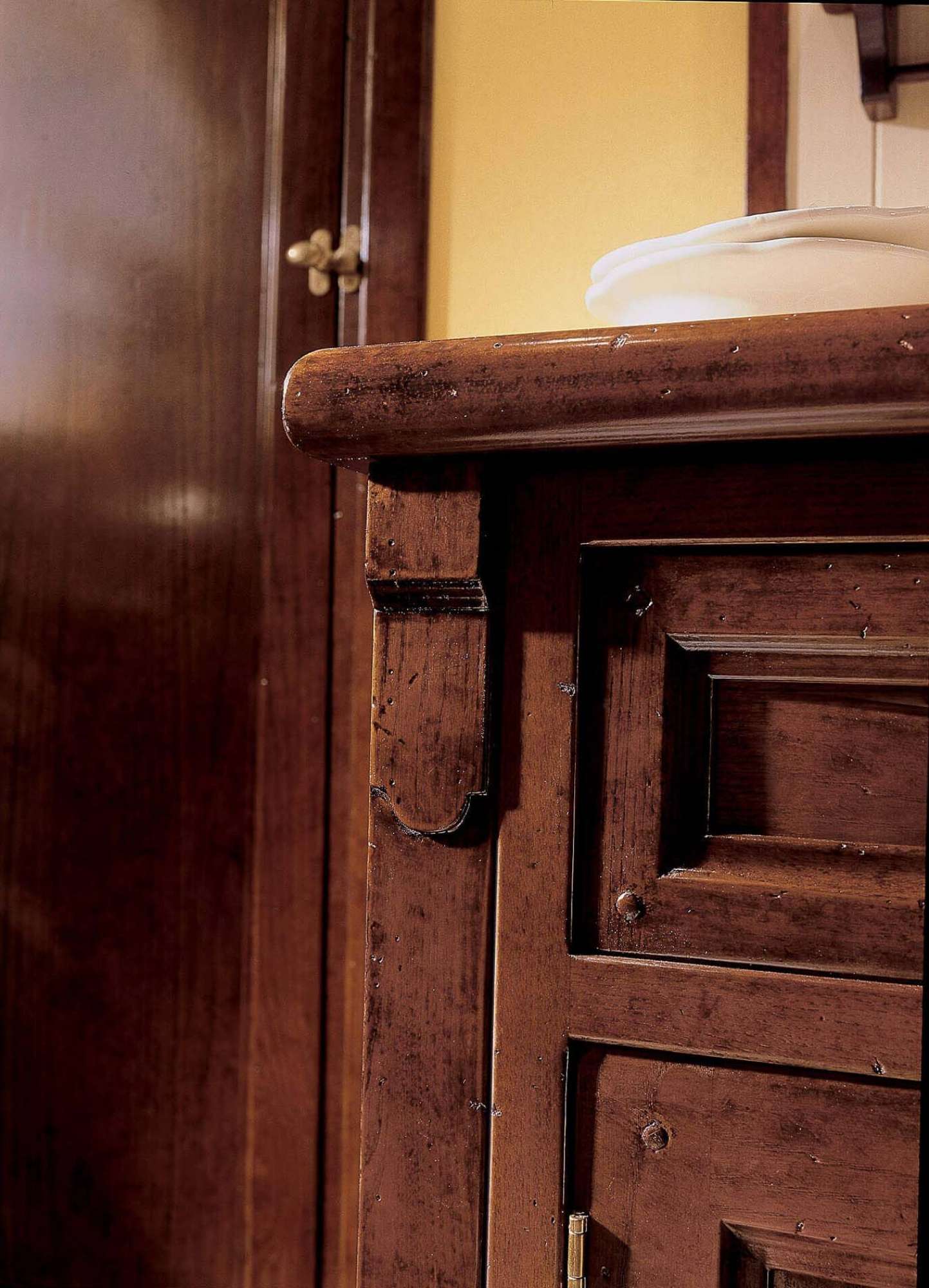 Cucina classica su misura in legno massiccio con finiture castagno antiquariato, design Martini Verona