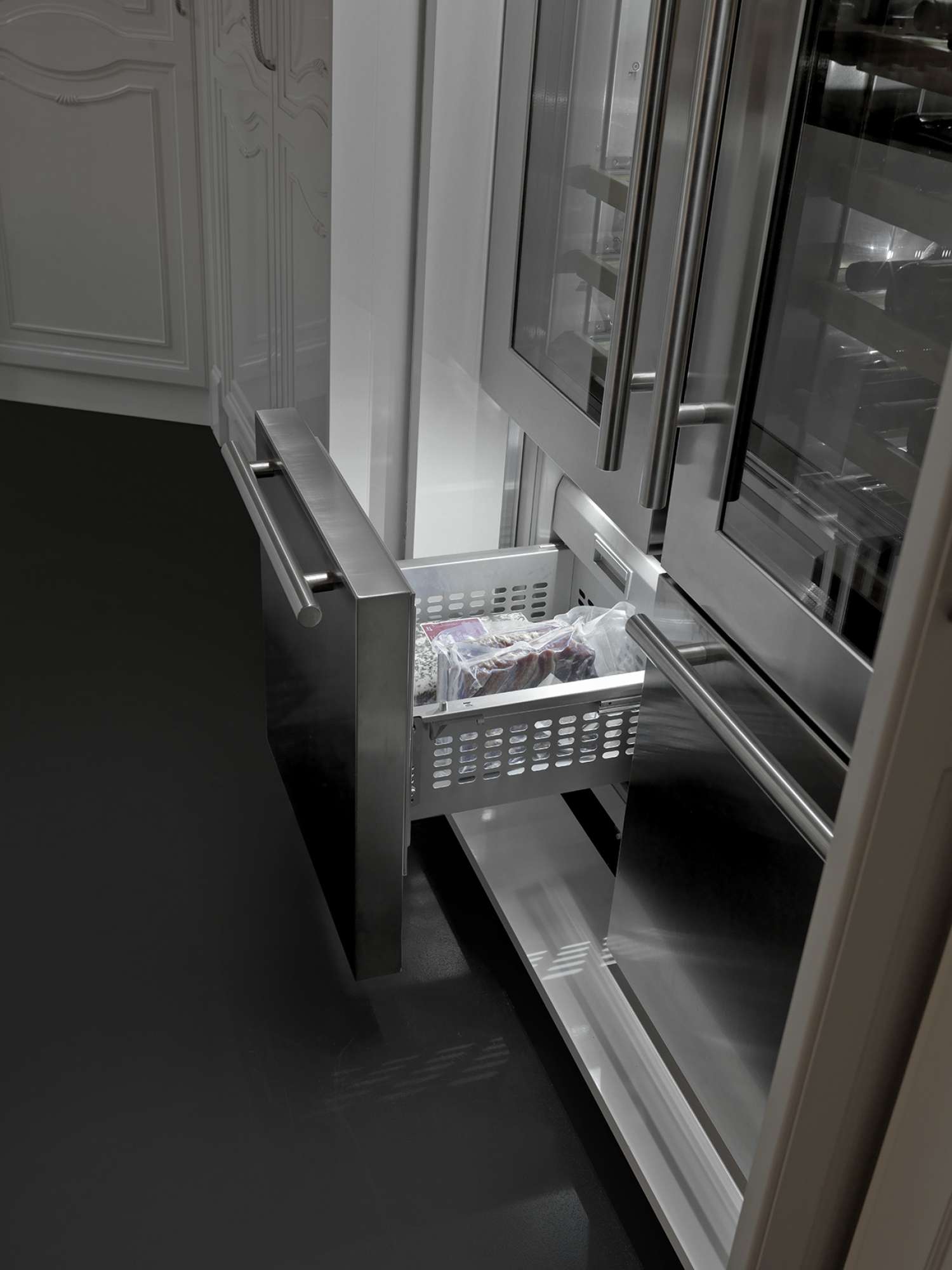 Cucina di lusso su misura laccata bianca, dettaglio dispensa, design Martini Verona