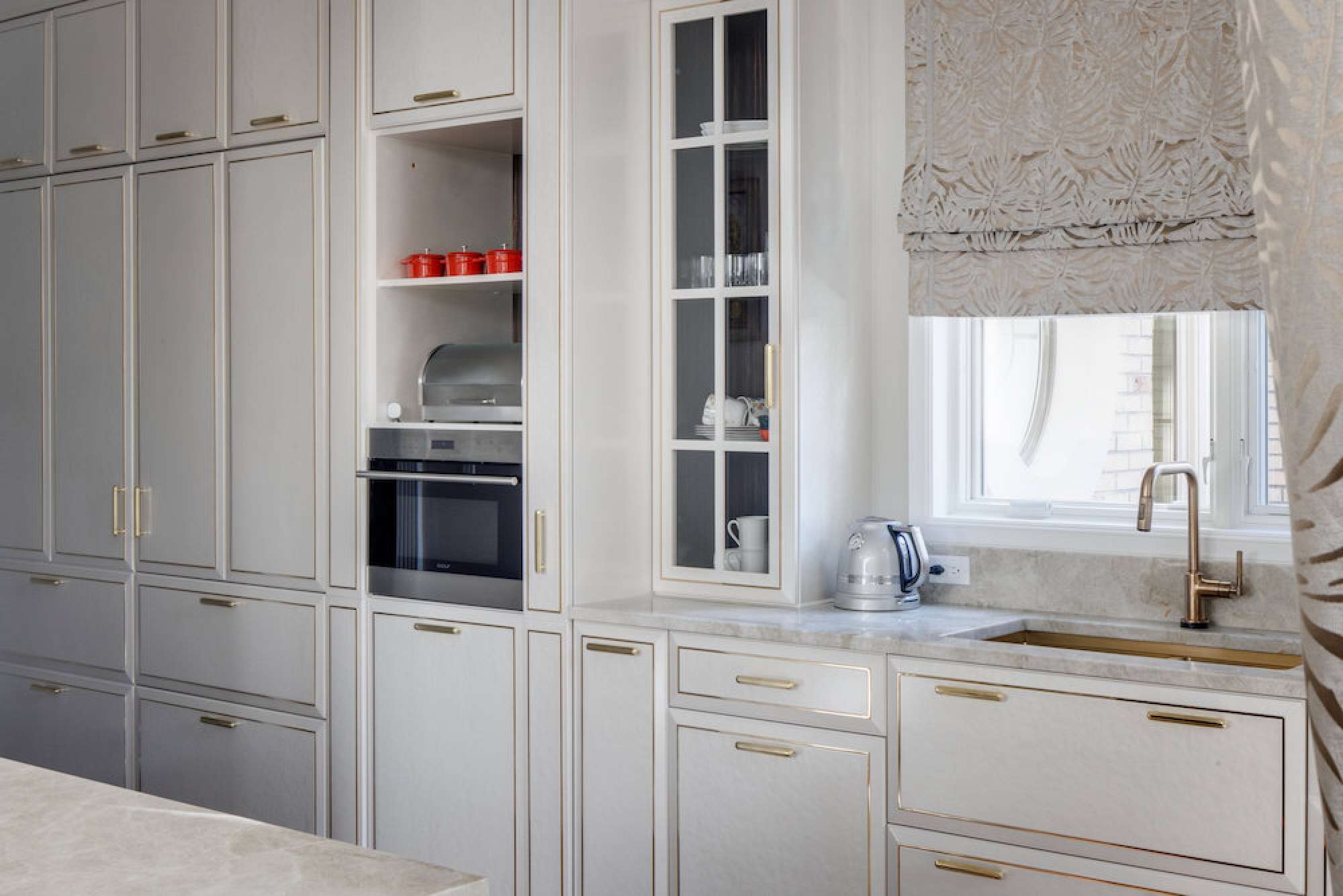 Cucina con isola su misura laccatura bianca in ebano e dettagli in ottone, dettaglio pensili e lavello, design Martini Verona