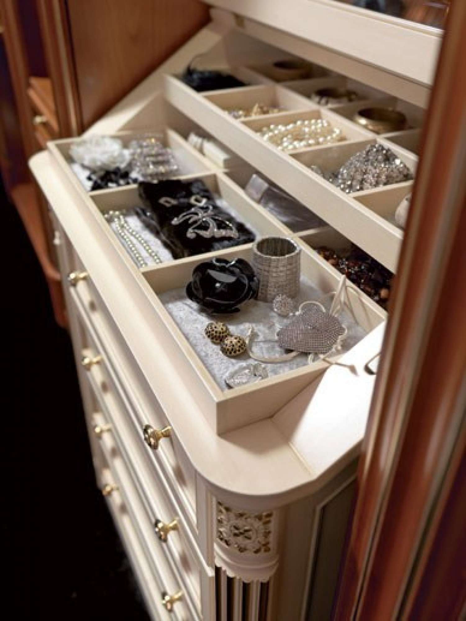 Cabina armadio su misura di lusso in ciliegio, dettaglio portagioie, design Martini Verona