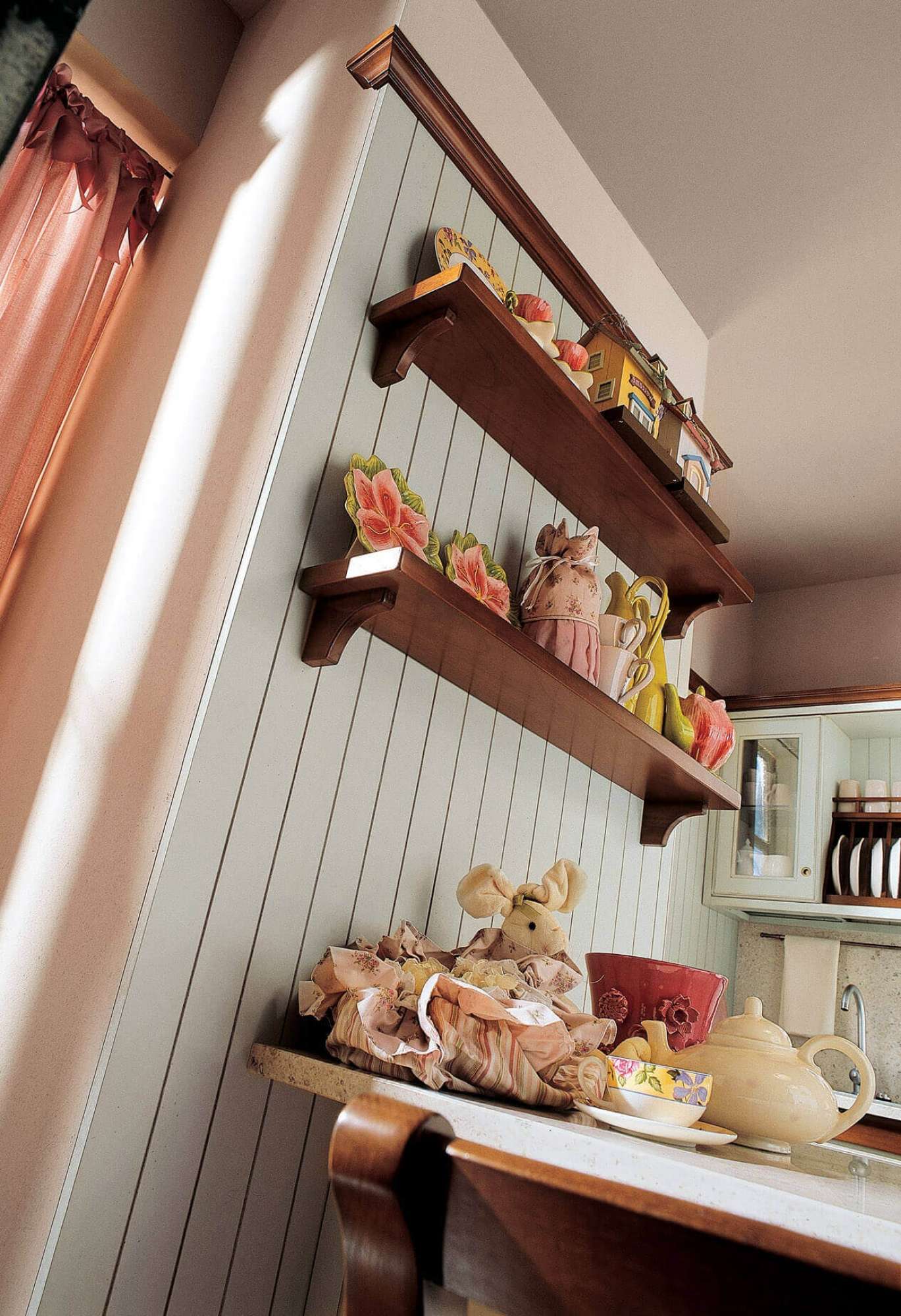 Cucina su misura azzurra in ciliegio, dettaglio mensole, design Martini Verona