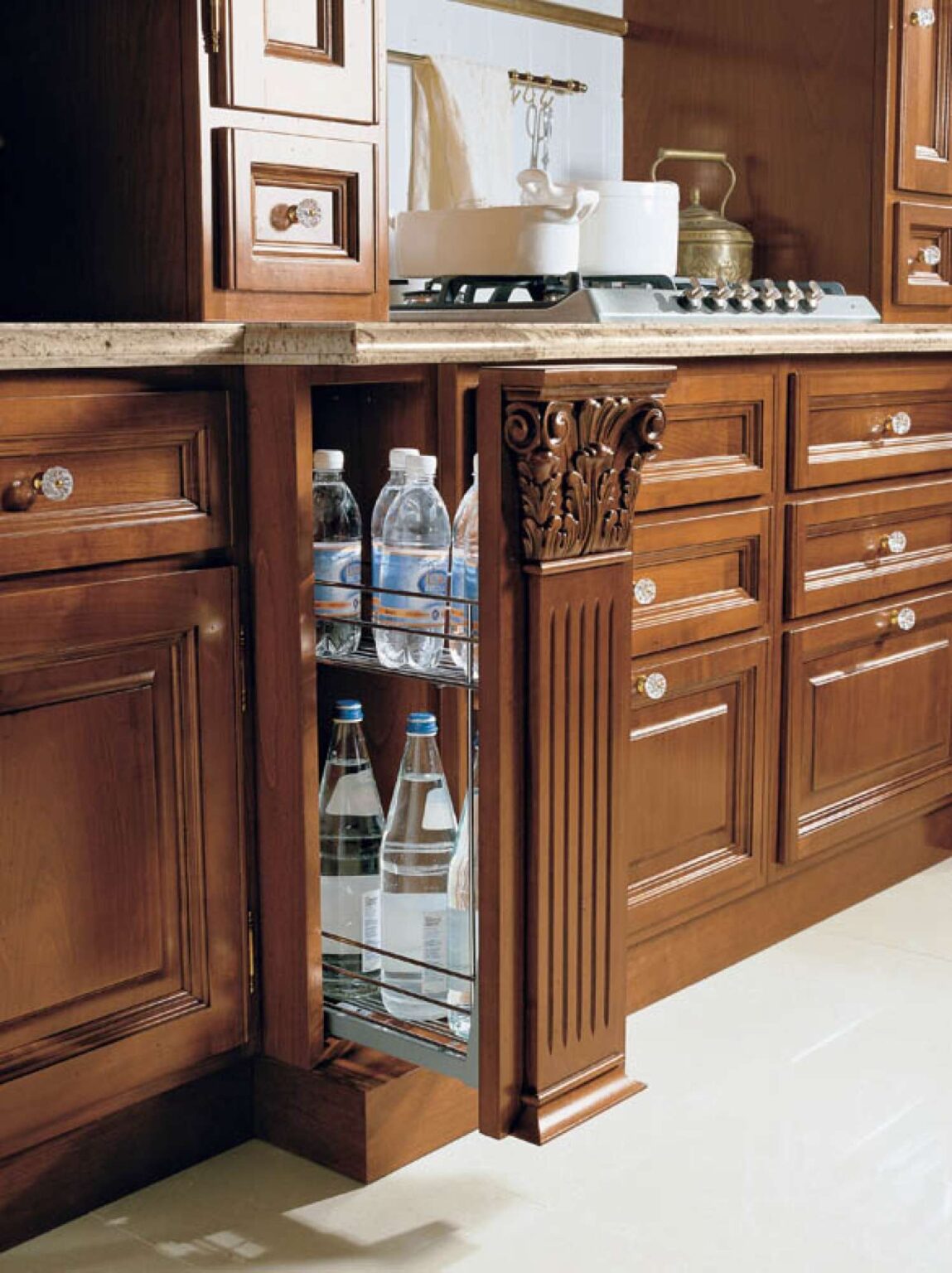 Cucina su misura in legno massiccio di noce con decori intagliati a mano, design Martini Verona