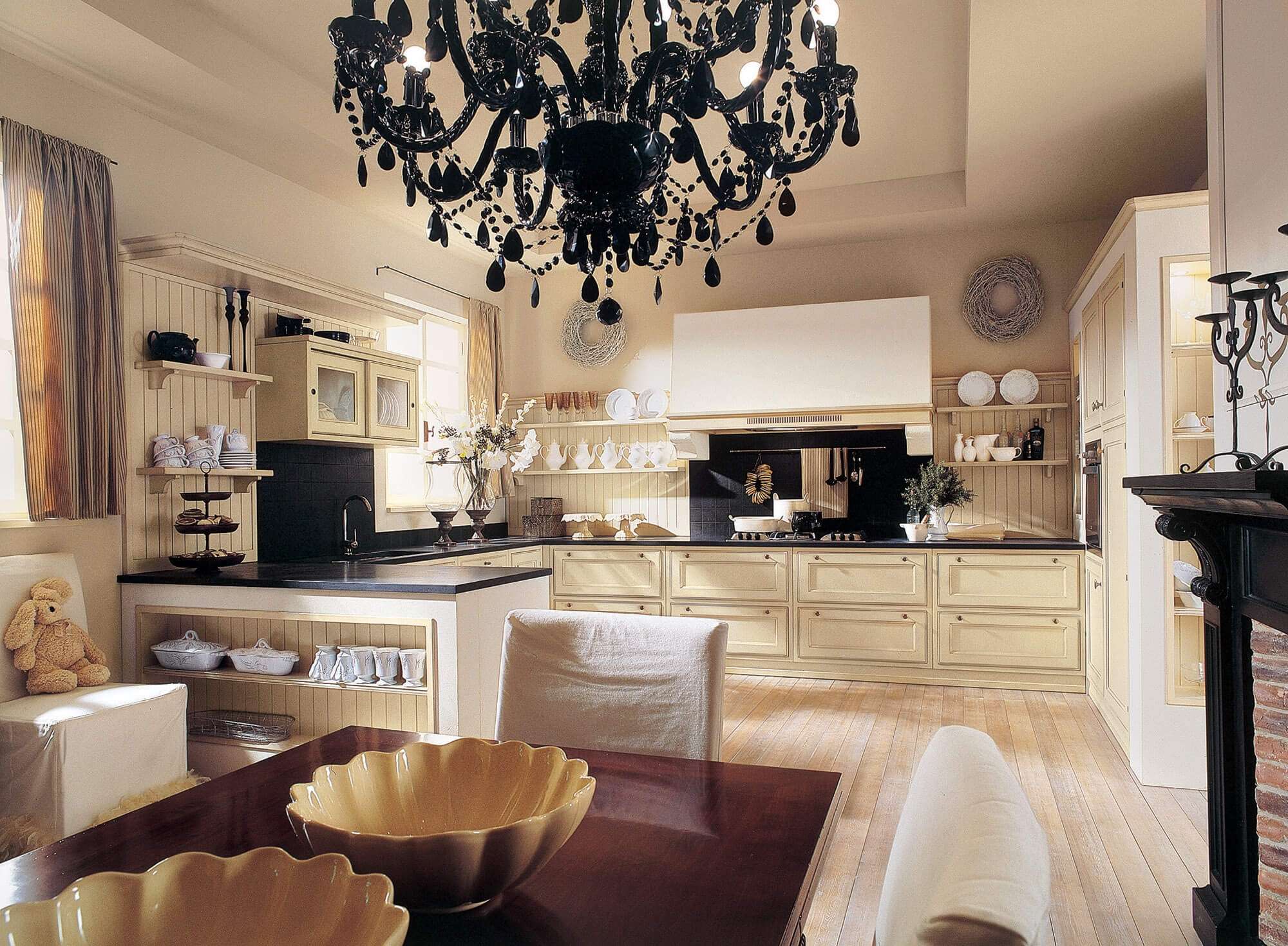 Cucina con penisola su misura con finiture in panna e top in quarzo nero, design Martini Verona