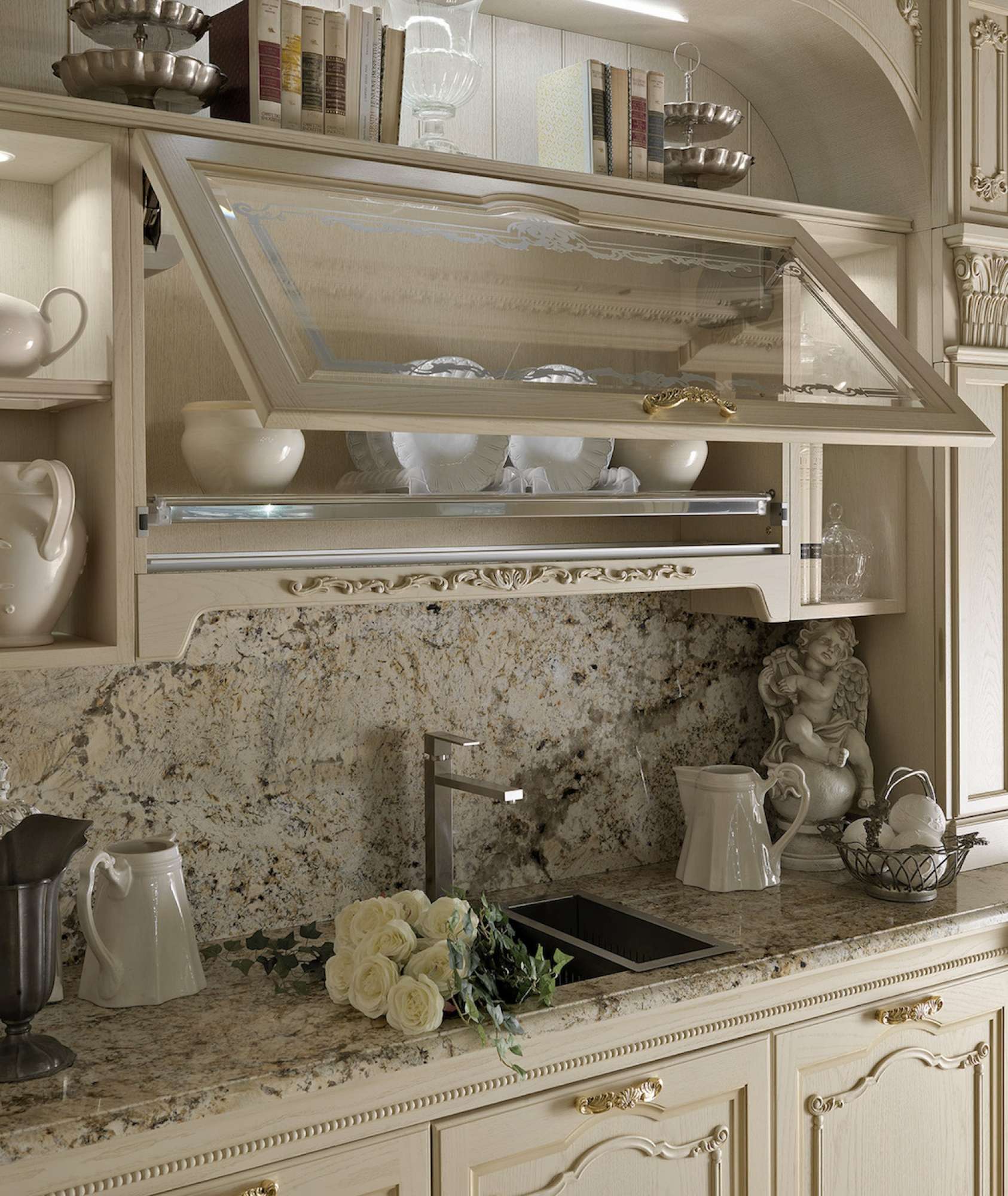 Cucina di lusso su misura in rovere con intagli e finiture dorate, dettaglio, lavello, design Martini Verona