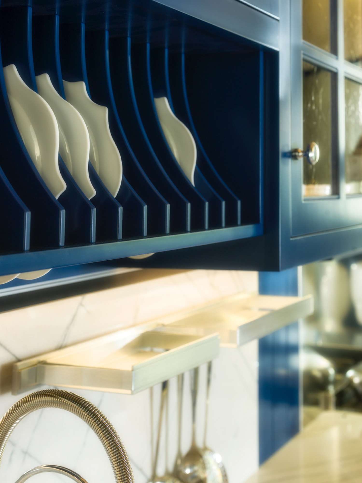 Cucina su misura stile shaker in legno massiccio e laccatura blu e bianca, dettaglio mensole, design Martini Verona