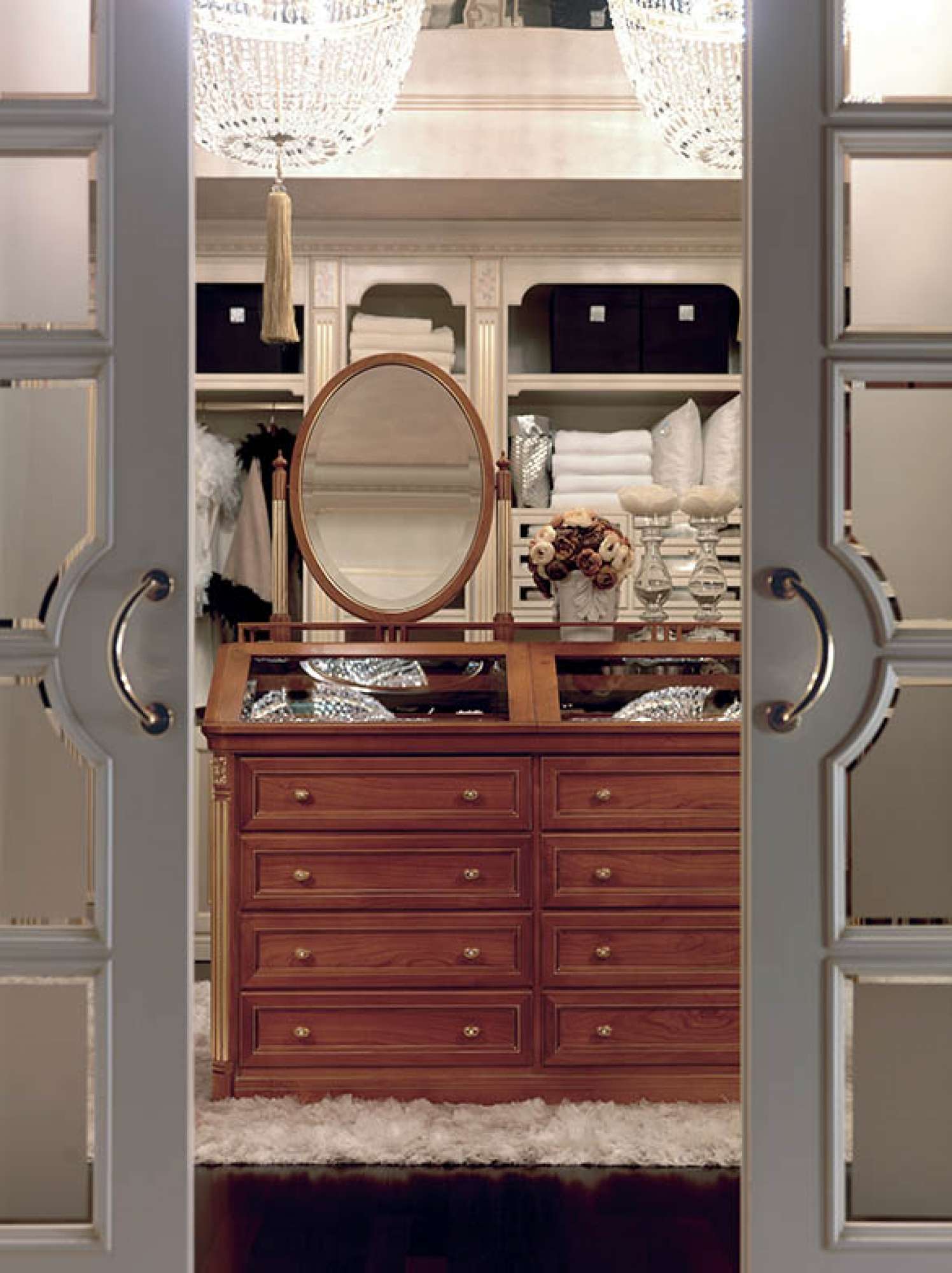 Cabina armadio su misura di lusso in laccatura bicolore e decori in foglia d'oro, design Martini Verona