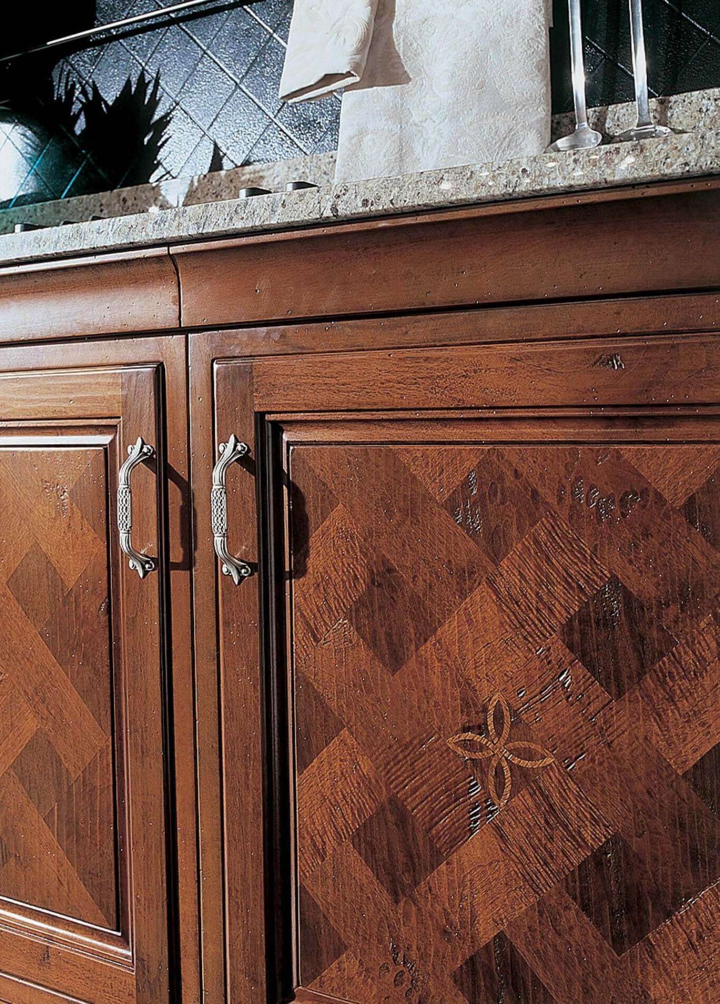 Cucina su misura di lusso, dettaglio ante in legno massiccio di noce, design Martini Verona