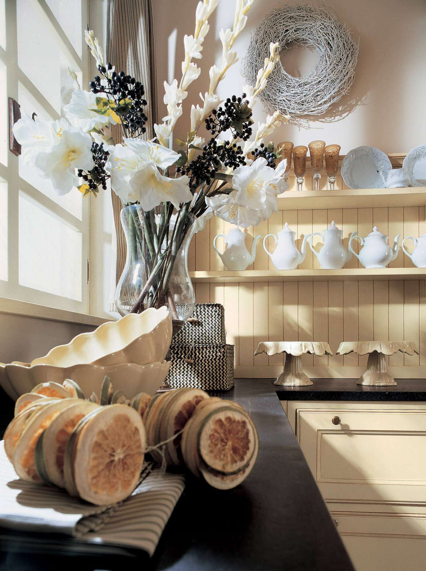 Cucina su misura con finiture in panna e top in quarzo nero, design Martini Verona