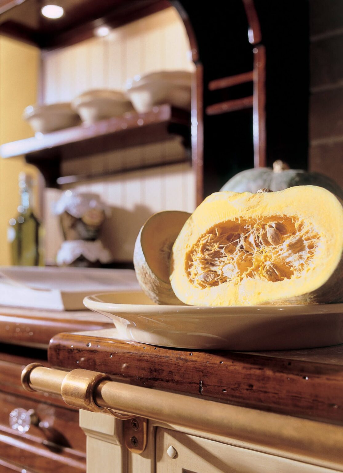 Cucina classica su misura in legno massiccio con finiture castagno antiquariato, design Martini Verona