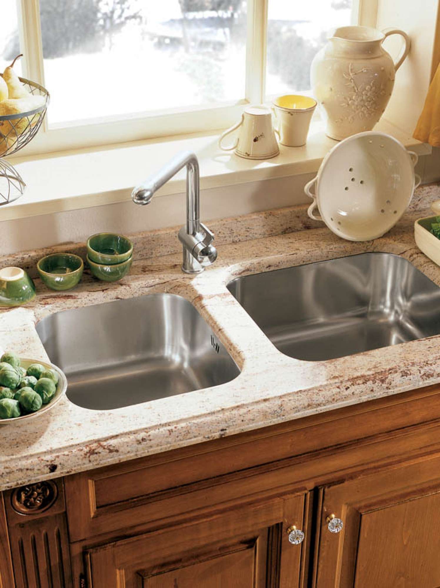 Cucina su misura in legno massiccio di noce con decori intagliati a mano, dettaglio lavello, design Martini Verona