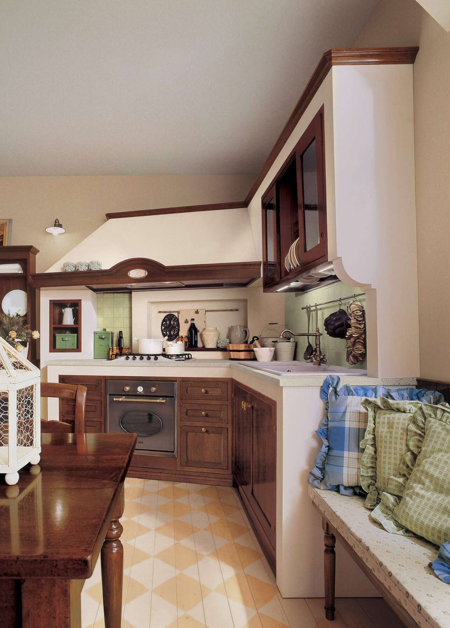 Cucina su misura in stile arte povera (rurale) in legno massiccio, design Martini Verona