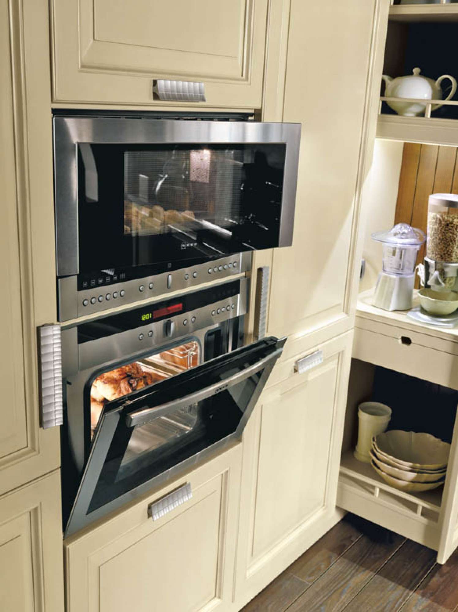 Cucina su misura in legno massiccio e top in quarzite, dettaglio forno, design Martini Verona