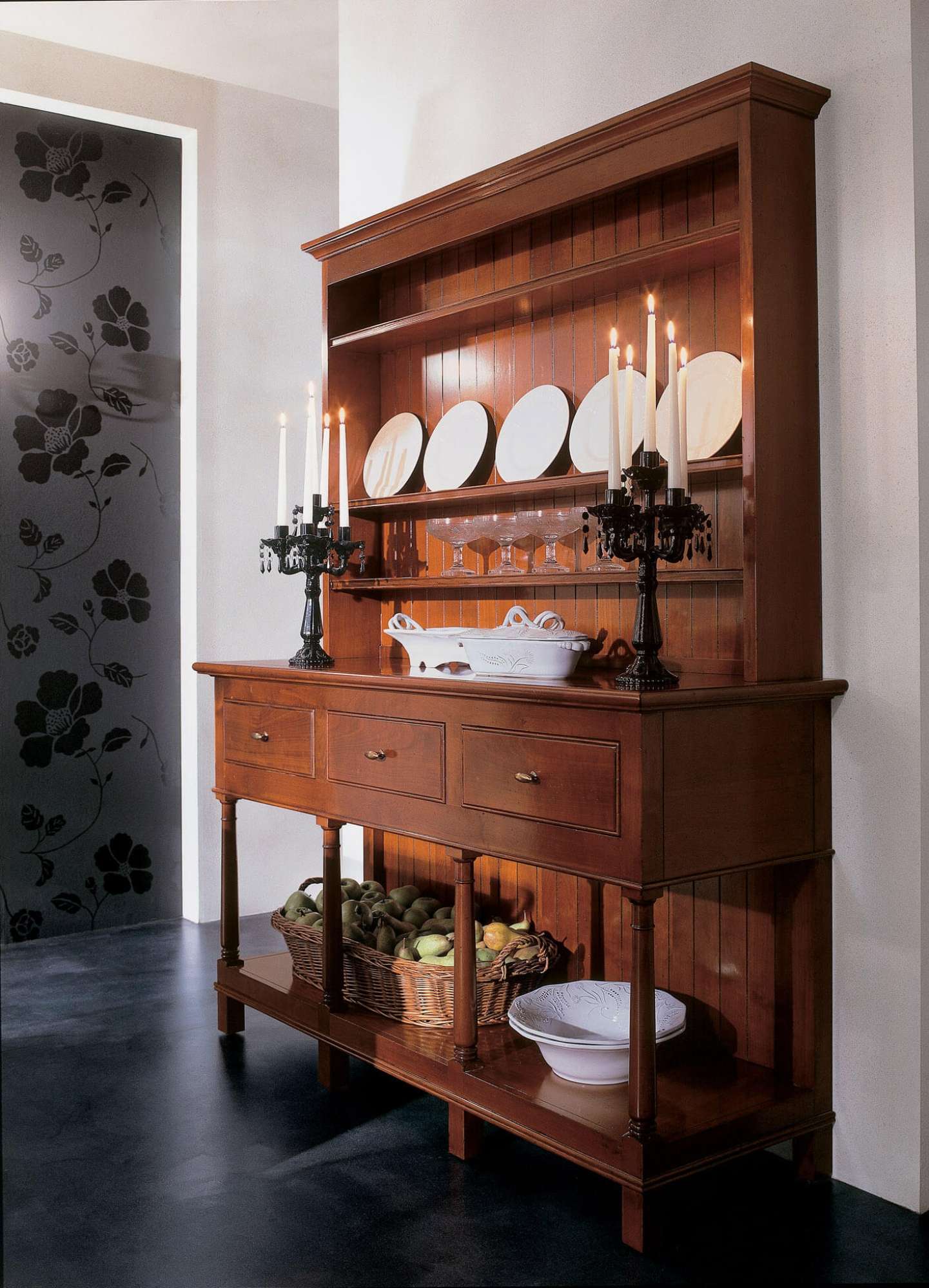 Cucina su misura in legno massiccio di castagno, design Martini Verona