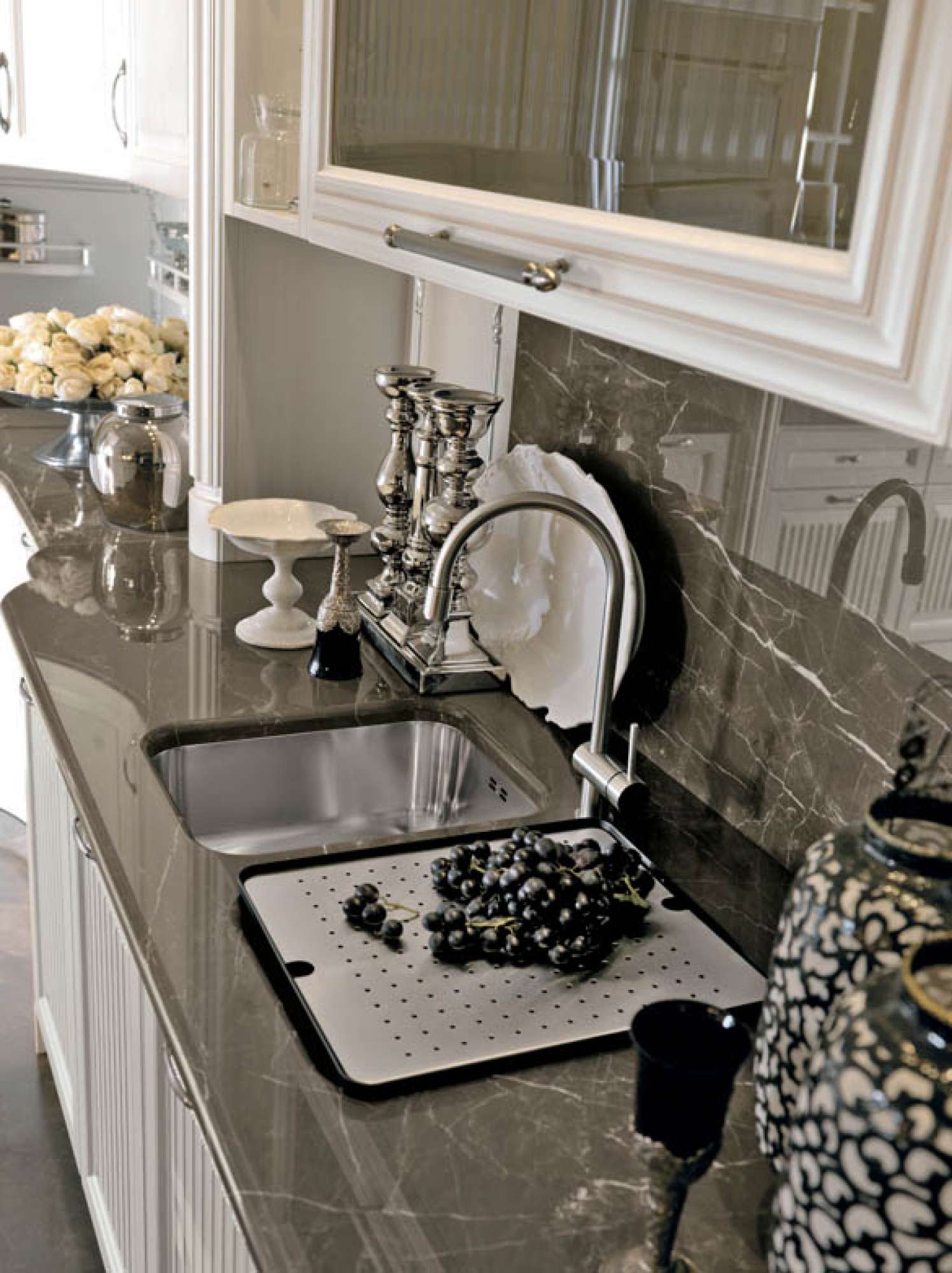 Cucina su misura laccata patinata con finiture madreperla e top marmo, dettaglio lavello, design Martini Verona