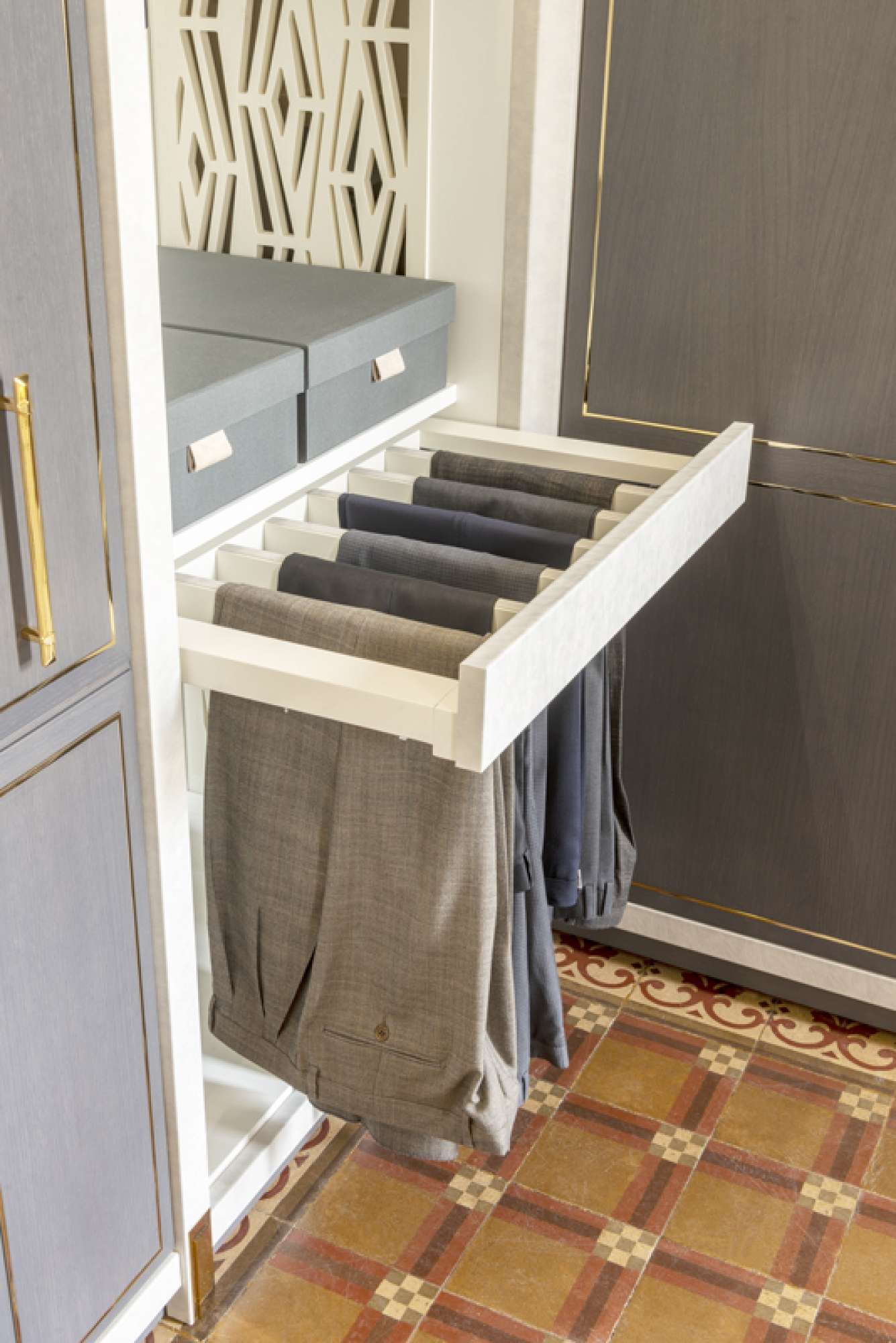 Cabina armadio su misura di lusso grigia, design Martini Verona