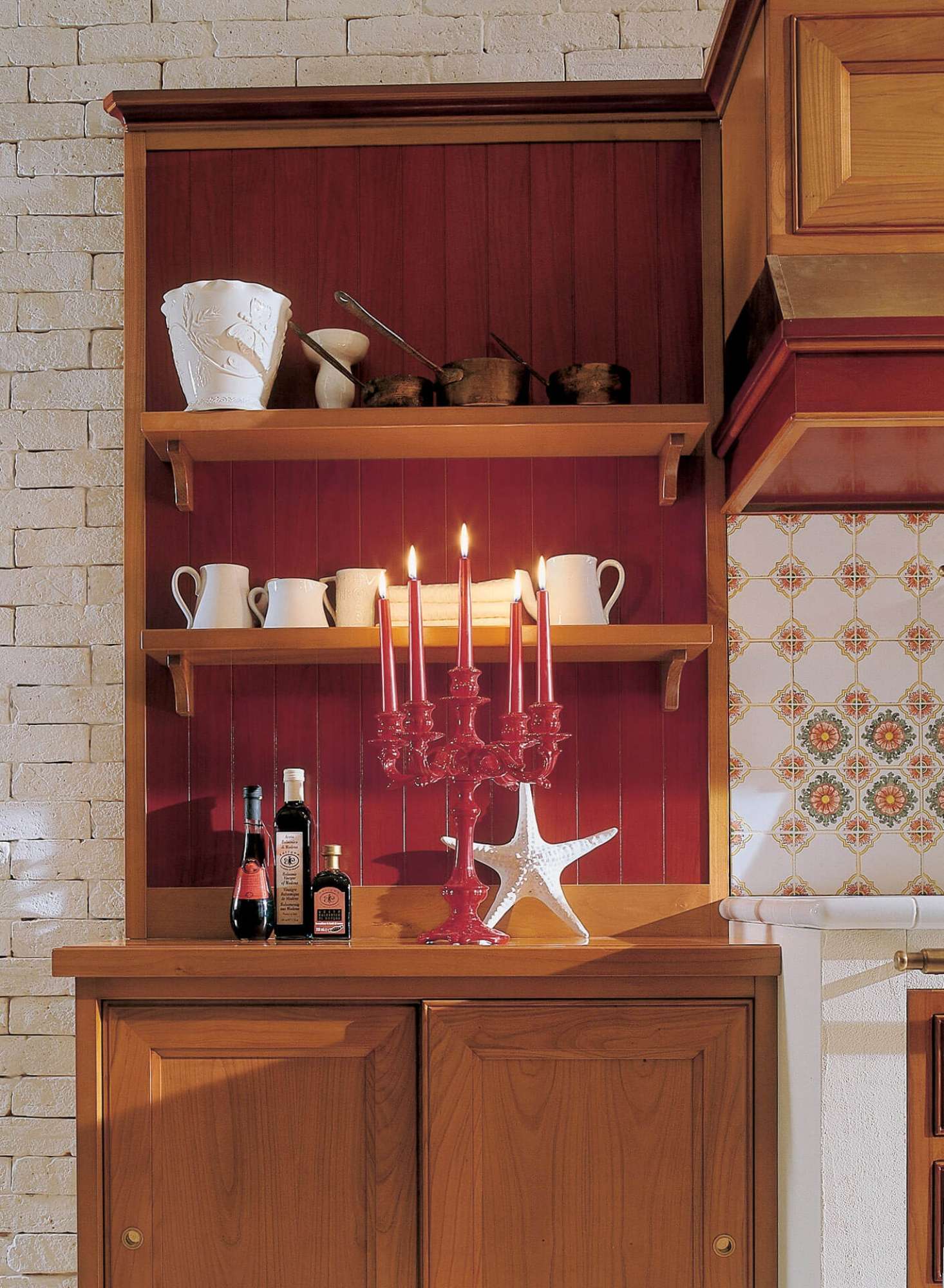 Cucina rossa in ciliegio su misura in stile country, dettaglio dispensa, design Martini Verona