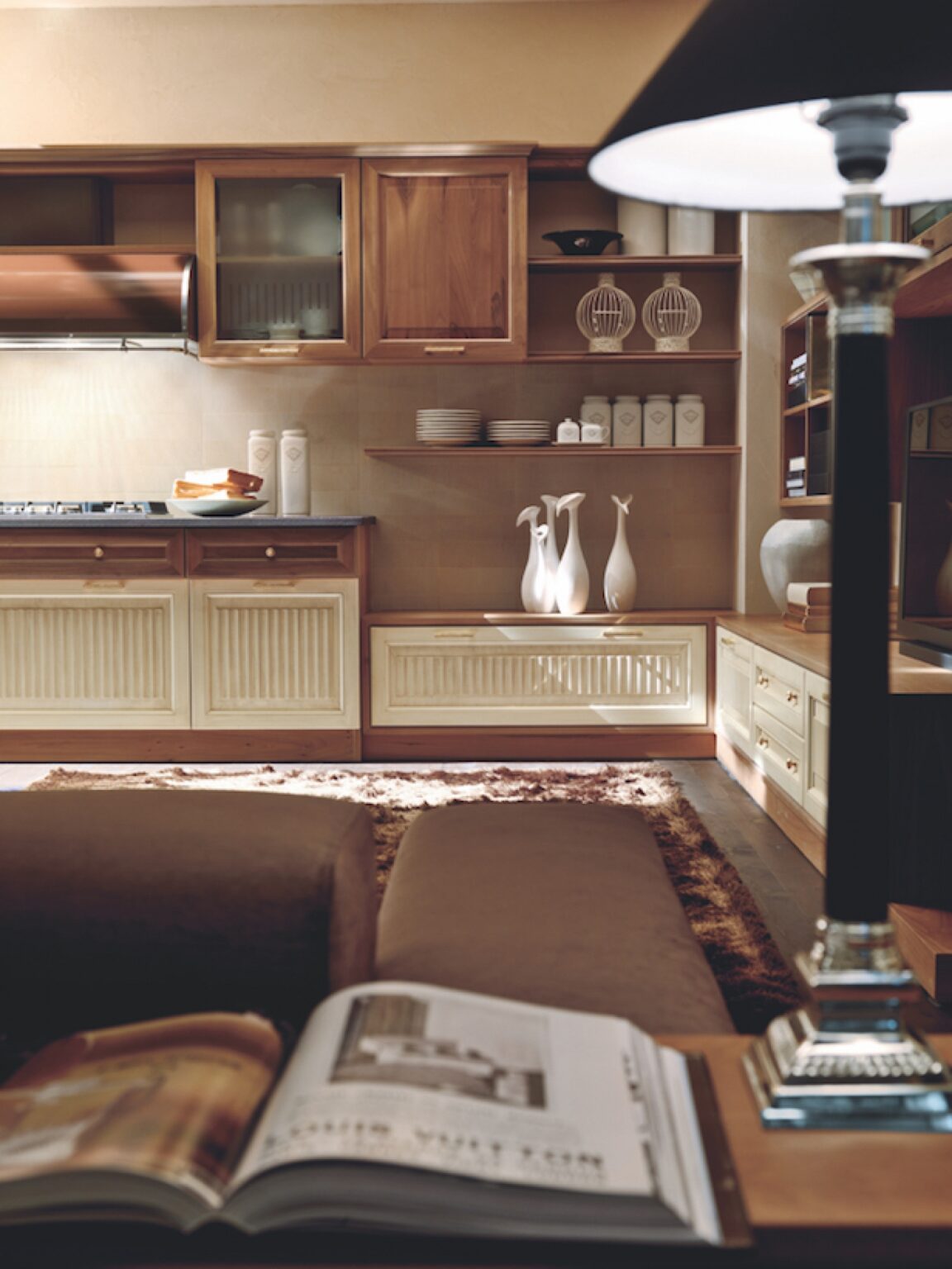 Cucina su misura moderna in noce crudo con finiture laccate, design Martini Verona