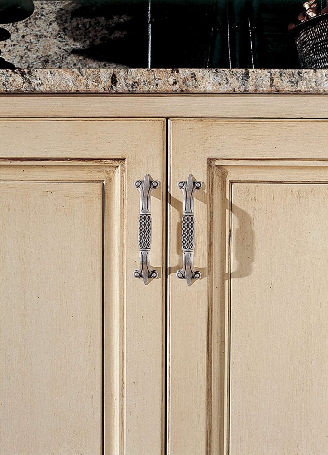 Cucina su misura di lusso in legno massiccio di noce, dettaglio ante panna, design Martini Verona