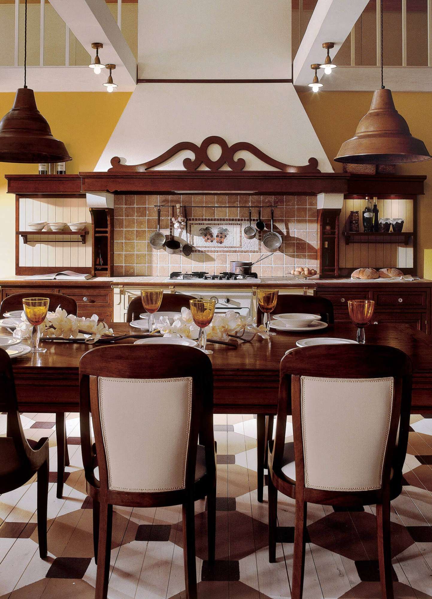 Cucina classica su misura in legno massiccio con finiture castagno antiquariato, design Martini Verona