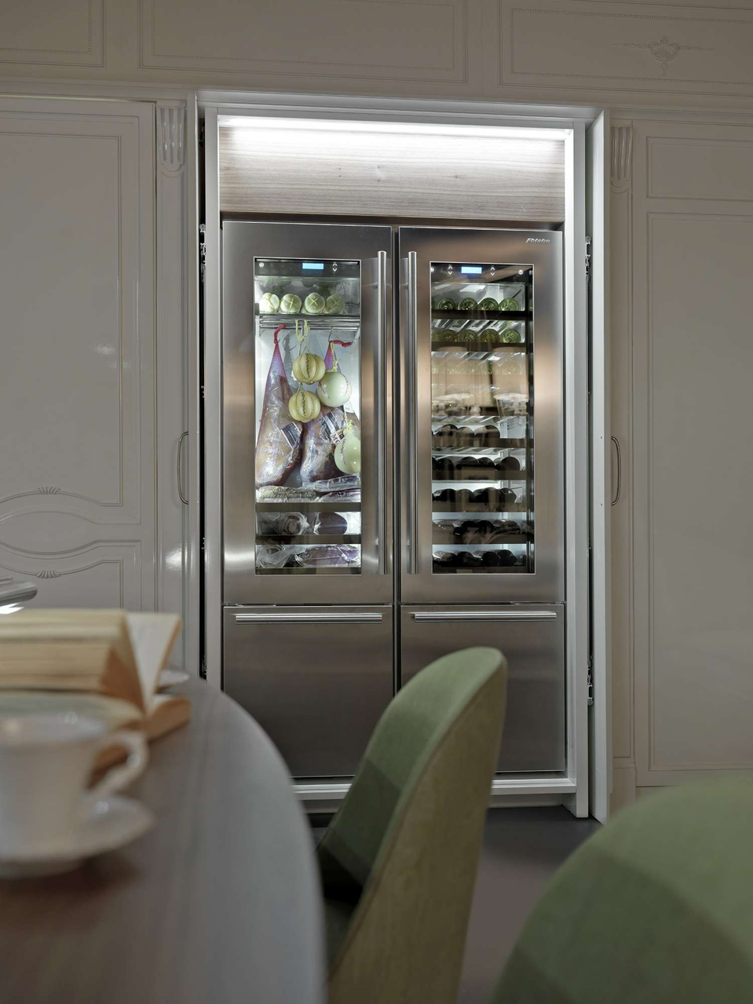 Cucina di lusso su misura laccata bianca, dettaglio frigo, design Martini Verona