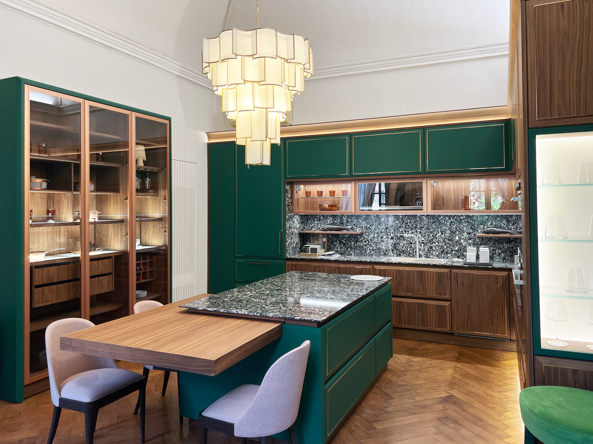 Cucina su misura Essenza verde giada e noce canaletto nello showroom Martini Verona