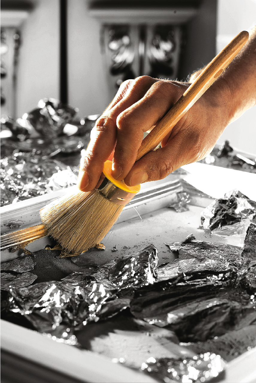 Lavorazione artigianale con foglia oro nella produzione di cucine su misura Martini Verona