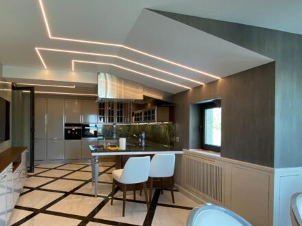 Cucina e zona pranzo su misura realizzate da Martini Verona per una residenza a Varna, Bulgaria