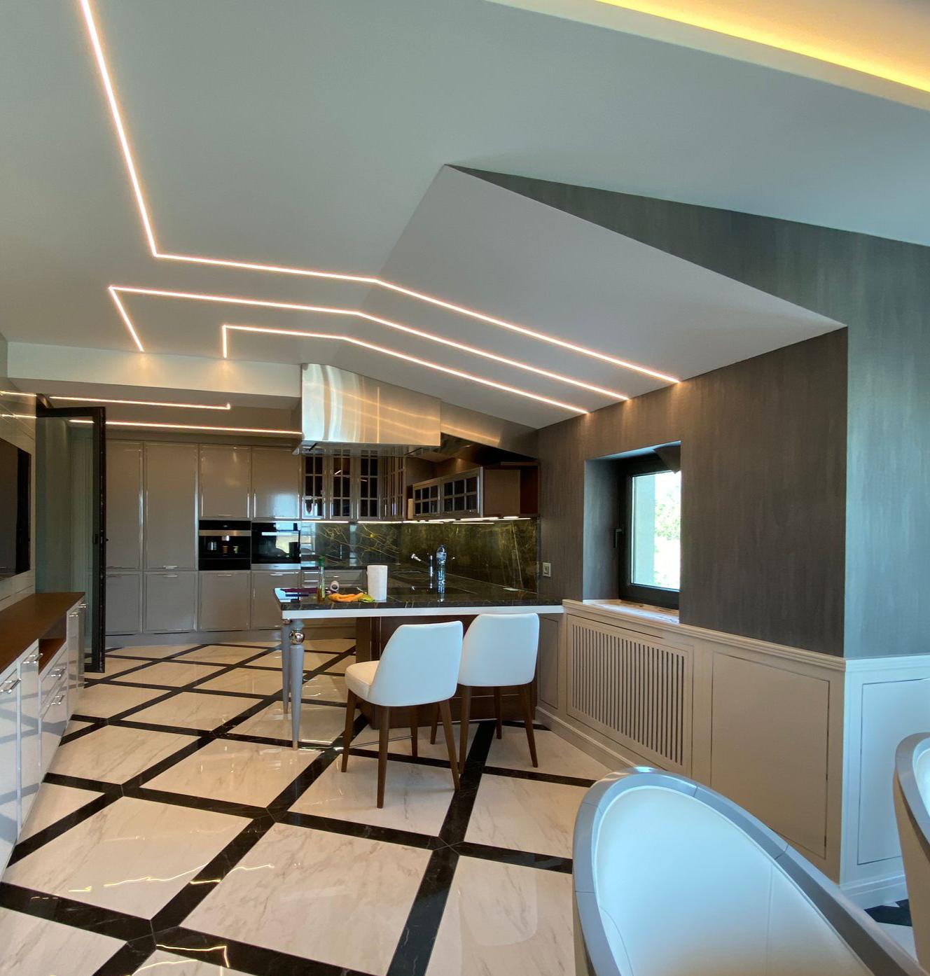 Cucina e zona pranzo su misura realizzate da Martini Verona per una residenza a Varna, Bulgaria