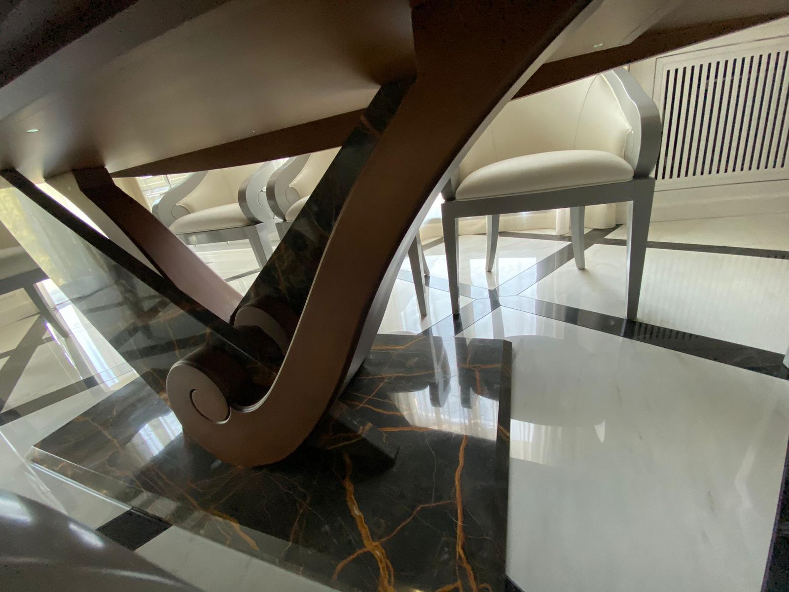 Dettaglio tavolo da pranzo su misura con struttura scultorea realizzato da Martini Verona per una residenza a Varna, Bulgaria