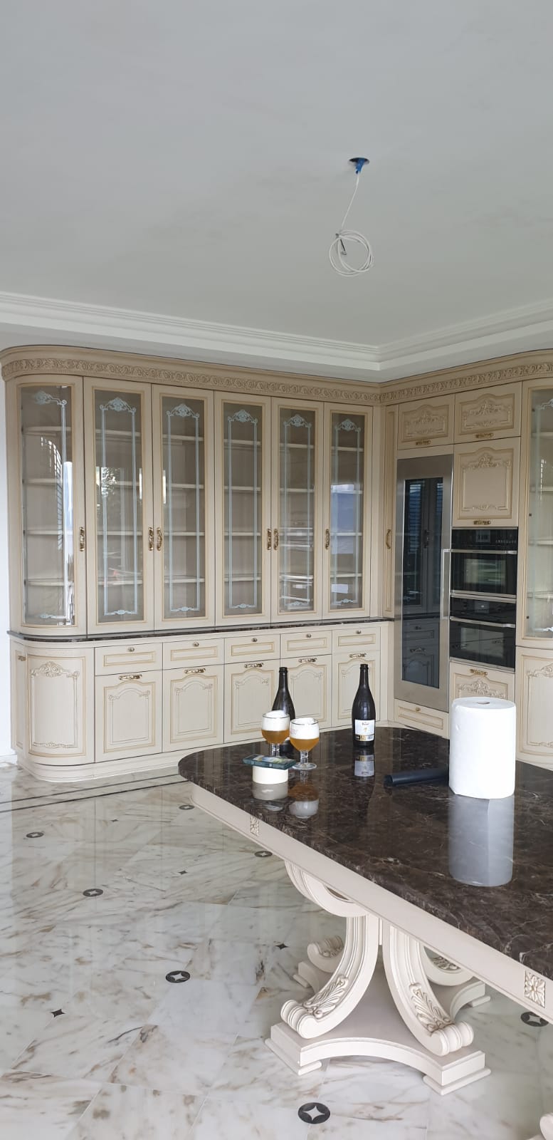 Cucina su misura classica realizzata da Martini Verona a Losanna, Svizzera