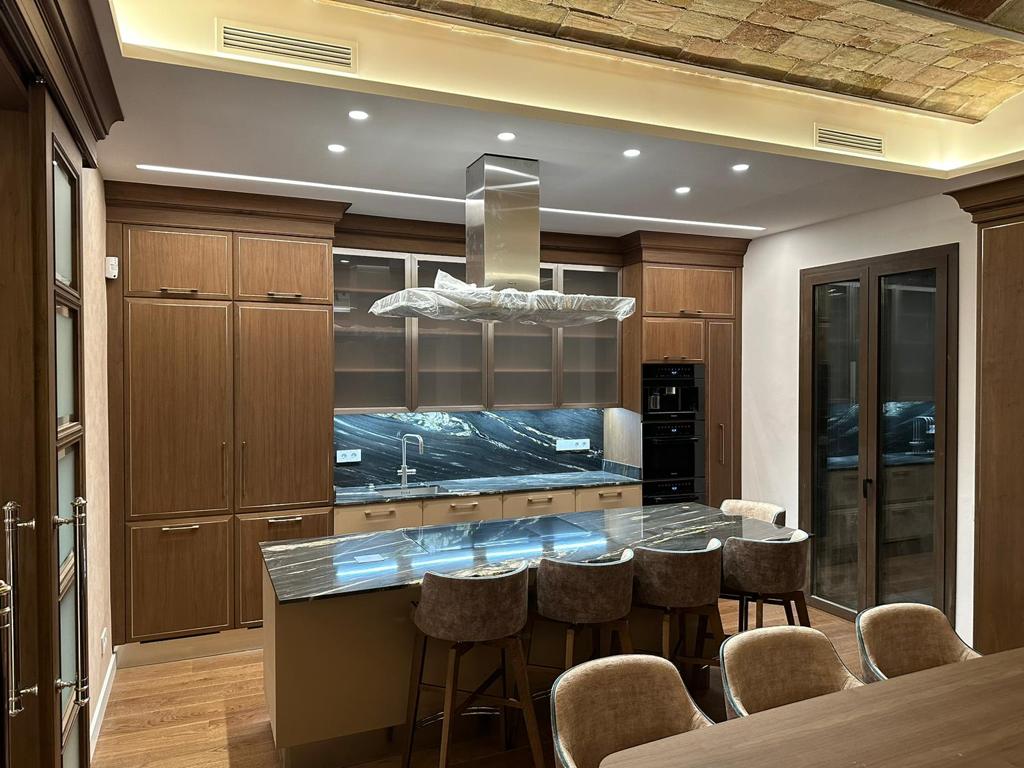 Cucina su misura con isola centrale a Barcellona realizzata da Martini Verona