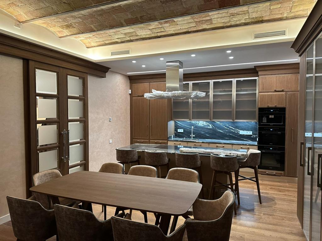 Cucina su misura con isola e zona pranzo a Barcellona realizzata da Martini Verona