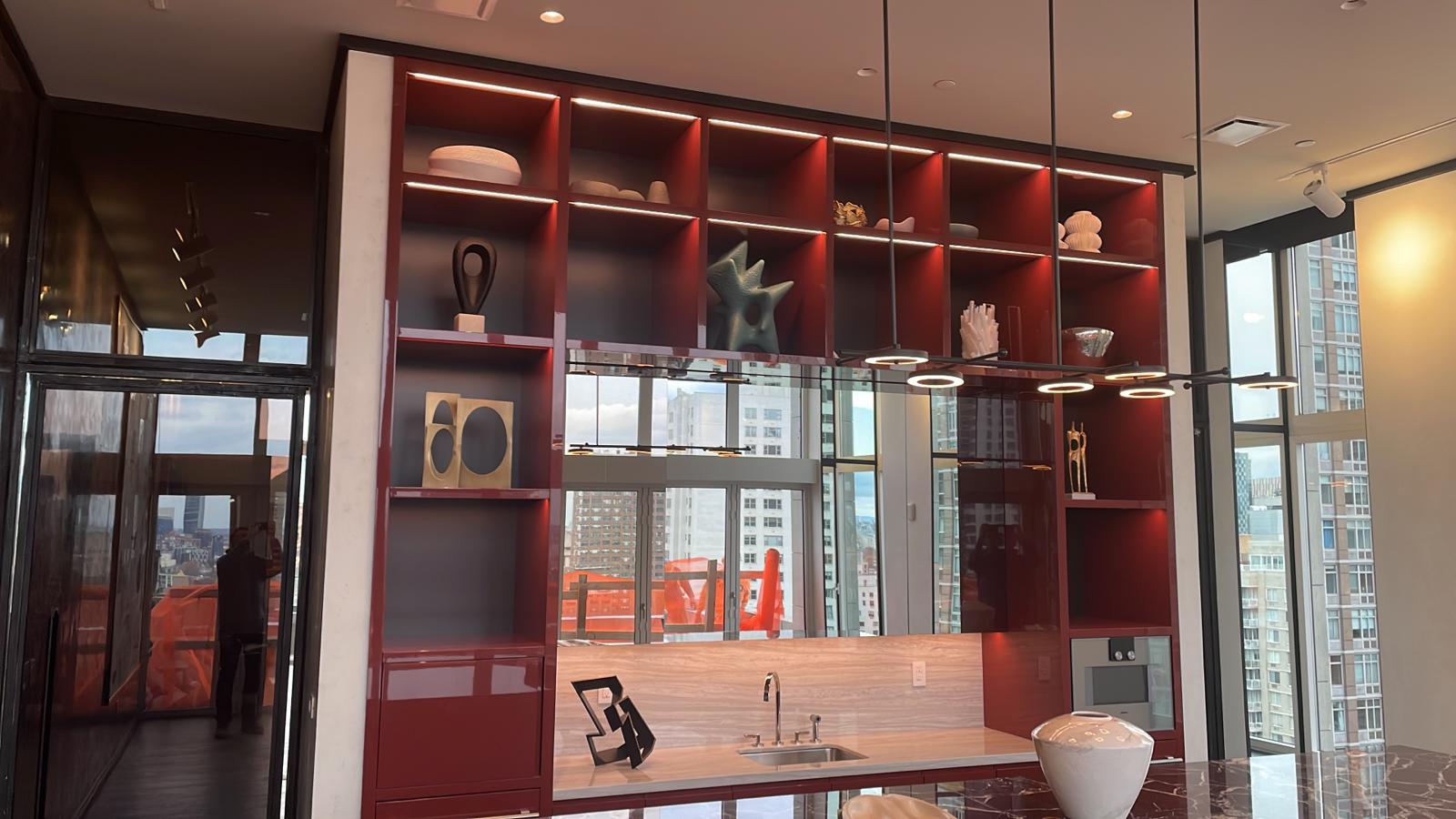 Arredamento su misura di una lobby a New York realizzato da Martini Verona, libreria e parete attrezzata custom per spazi comuni di prestigio
