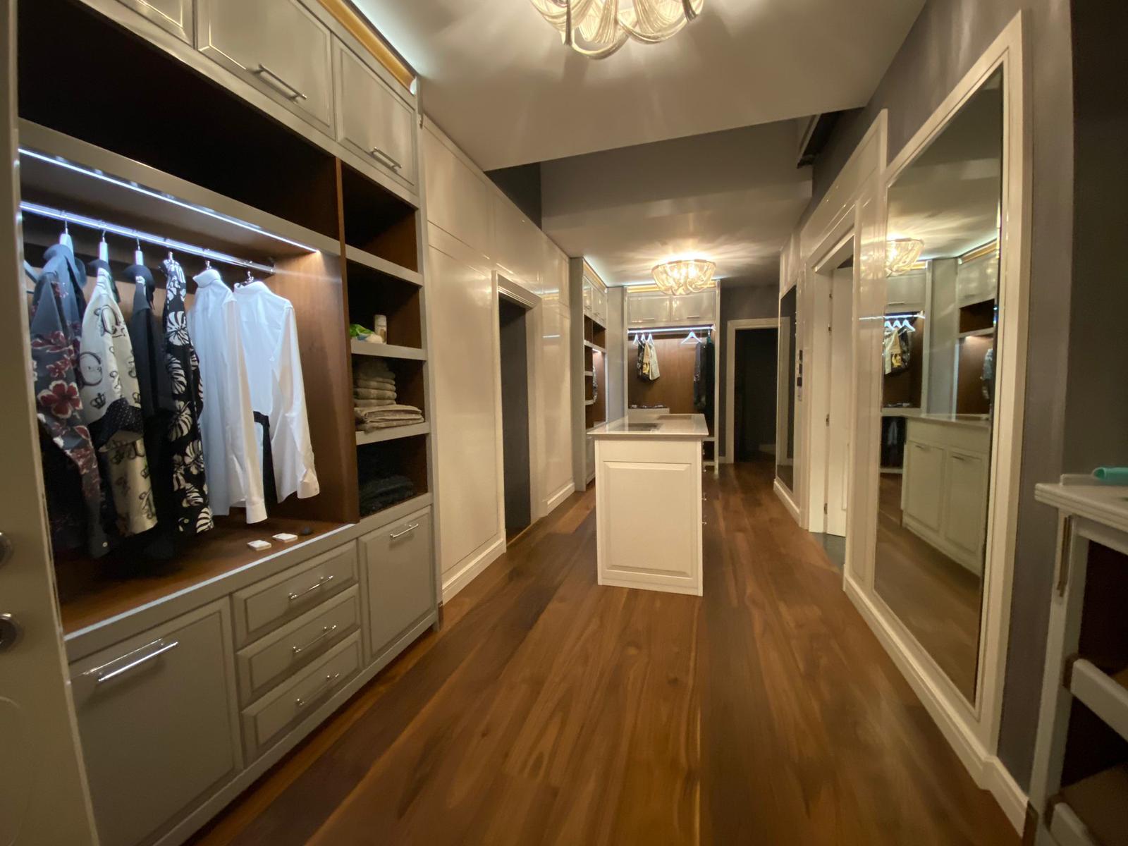 Cabina armadio su misura realizzata da Martini Verona per una residenza a Varna, Bulgaria