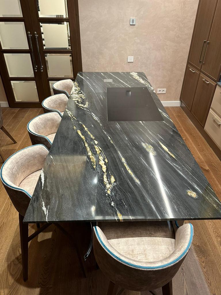 Tavolo da pranzo su misura con piano in marmo a Barcellona realizzato da Martini Verona