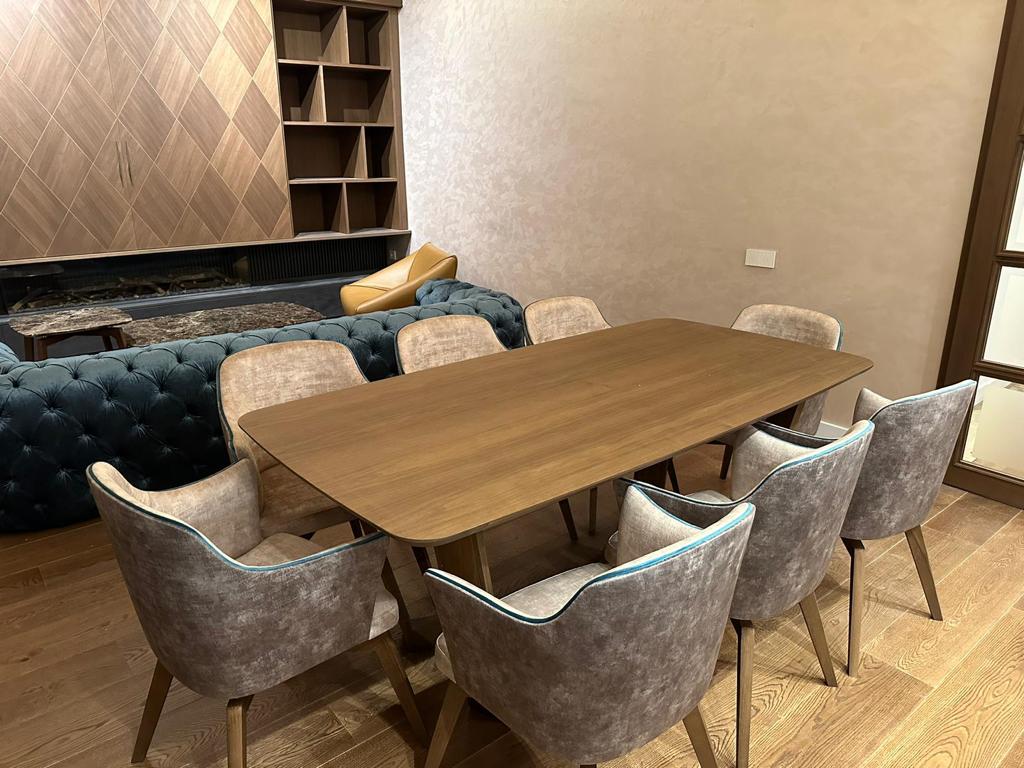 Area dining integrata in cucina su misura a Barcellona realizzata da Martini Verona