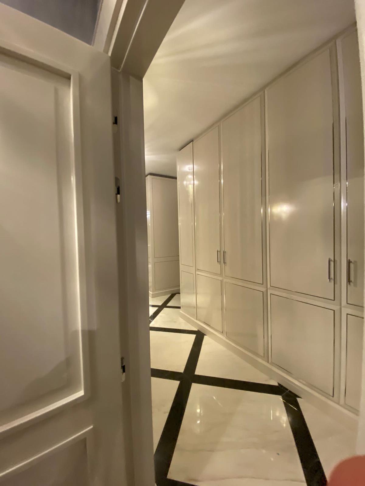 Armadiatura su misura laccata realizzata da Martini Verona per una residenza a Varna, Bulgaria