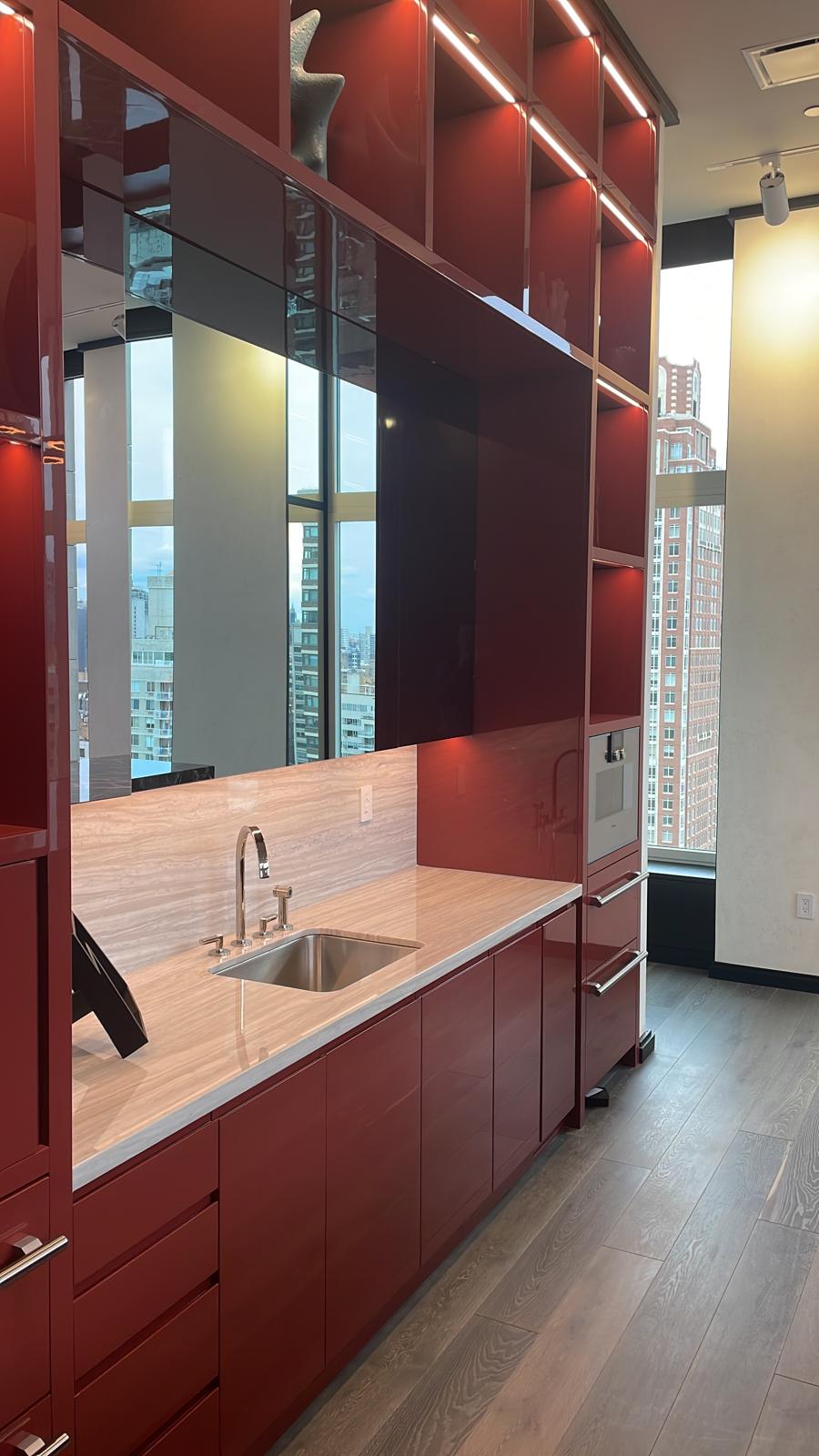 Arredamento su misura di una lobby a New York realizzato da Martini Verona, parete attrezzata e area funzionale custom per spazi comuni di pregio