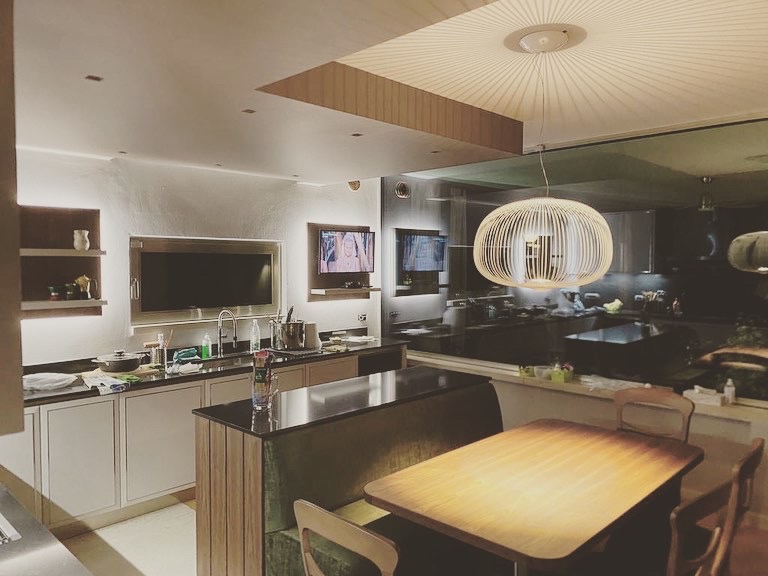 Cucina su misura a Sona, Verona, con isola centrale, zona pranzo integrata e parete in vetro, progetto contemporaneo realizzato da Martini Verona