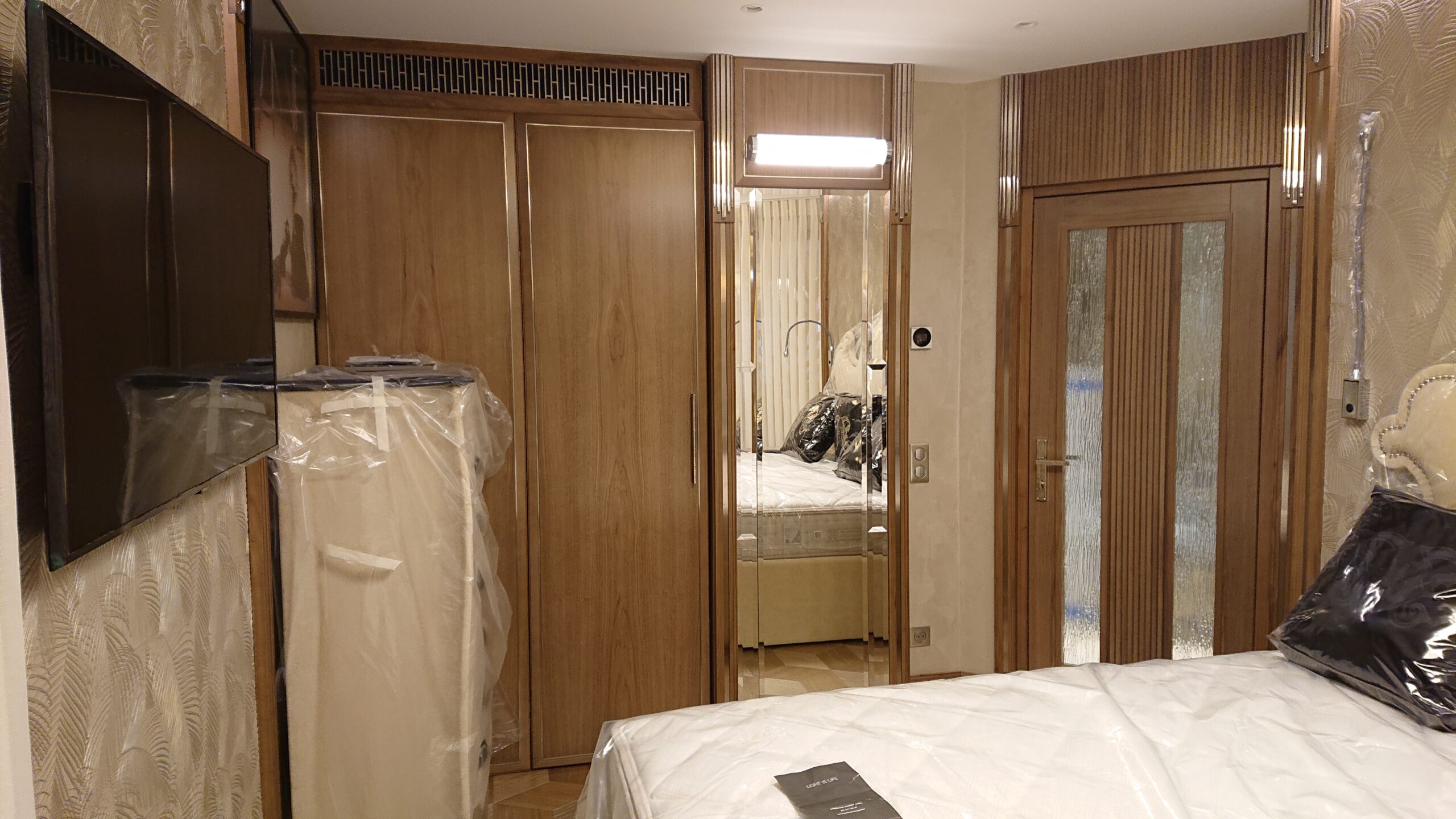 Armadiatura su misura in legno realizzata da Martini Verona per una residenza a Cannes