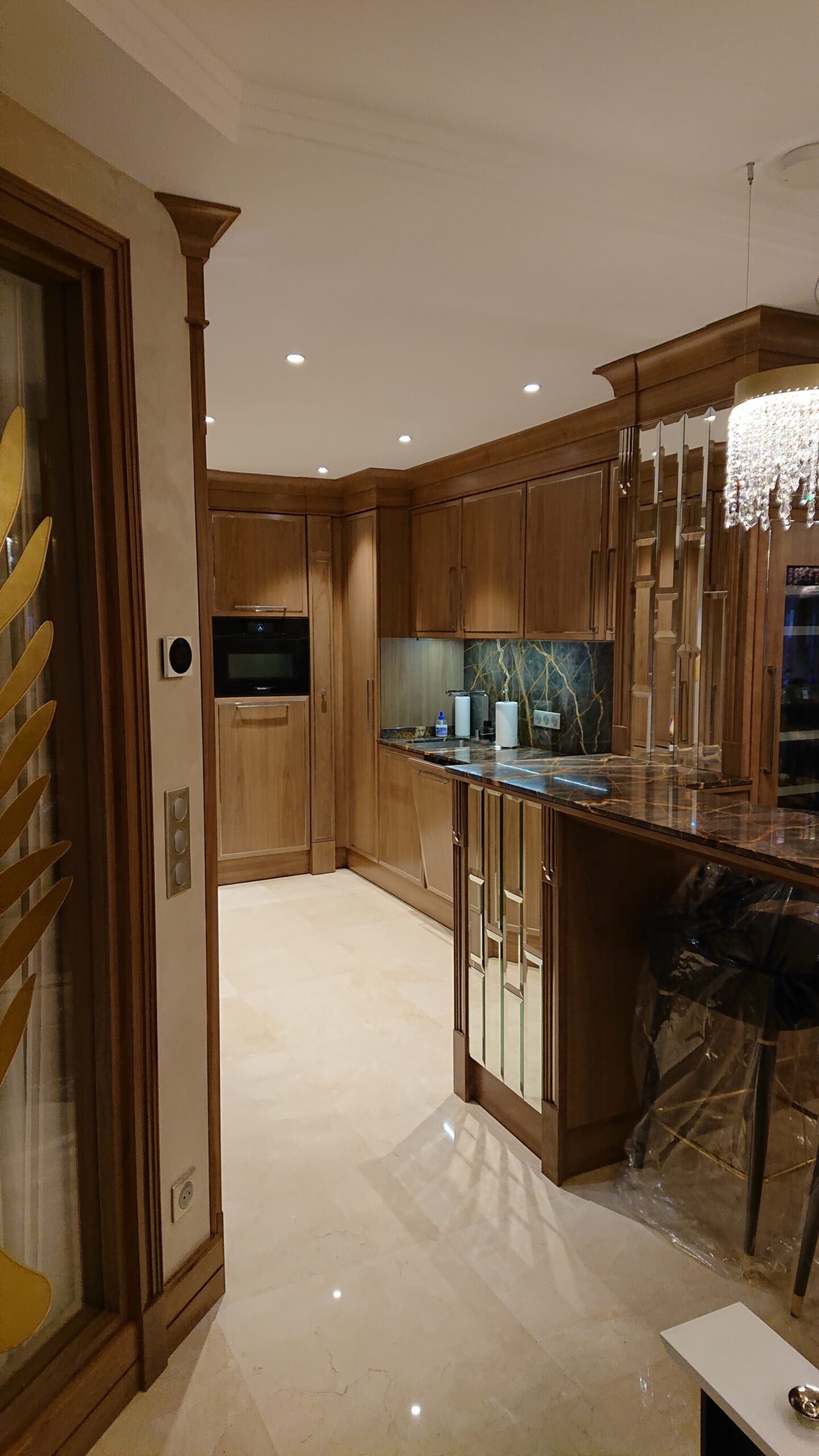 Cucina su misura in legno con isola centrale realizzata da Martini Verona a Cannes